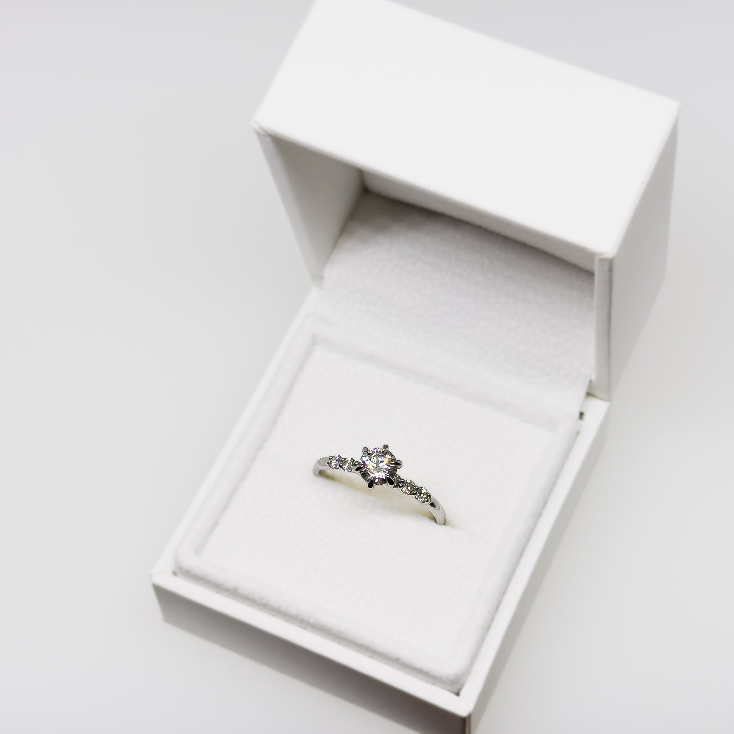 14k valkokultainen 0,69ct Timanttisormus