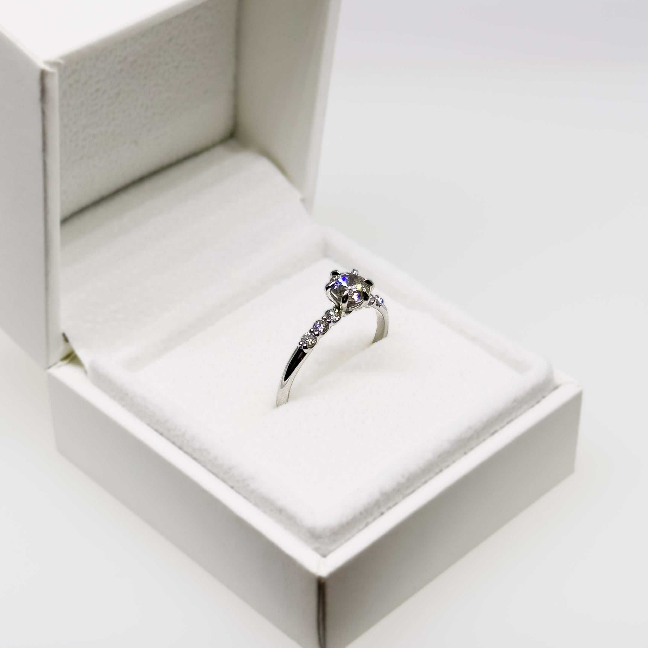 14k valkokultainen 0,69ct Timanttisormus