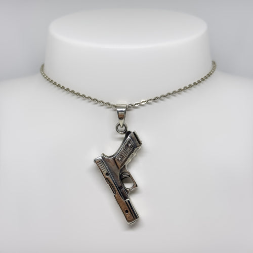 Hopeinen Colt riipus