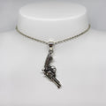 Hopeinen Revolveri riipus