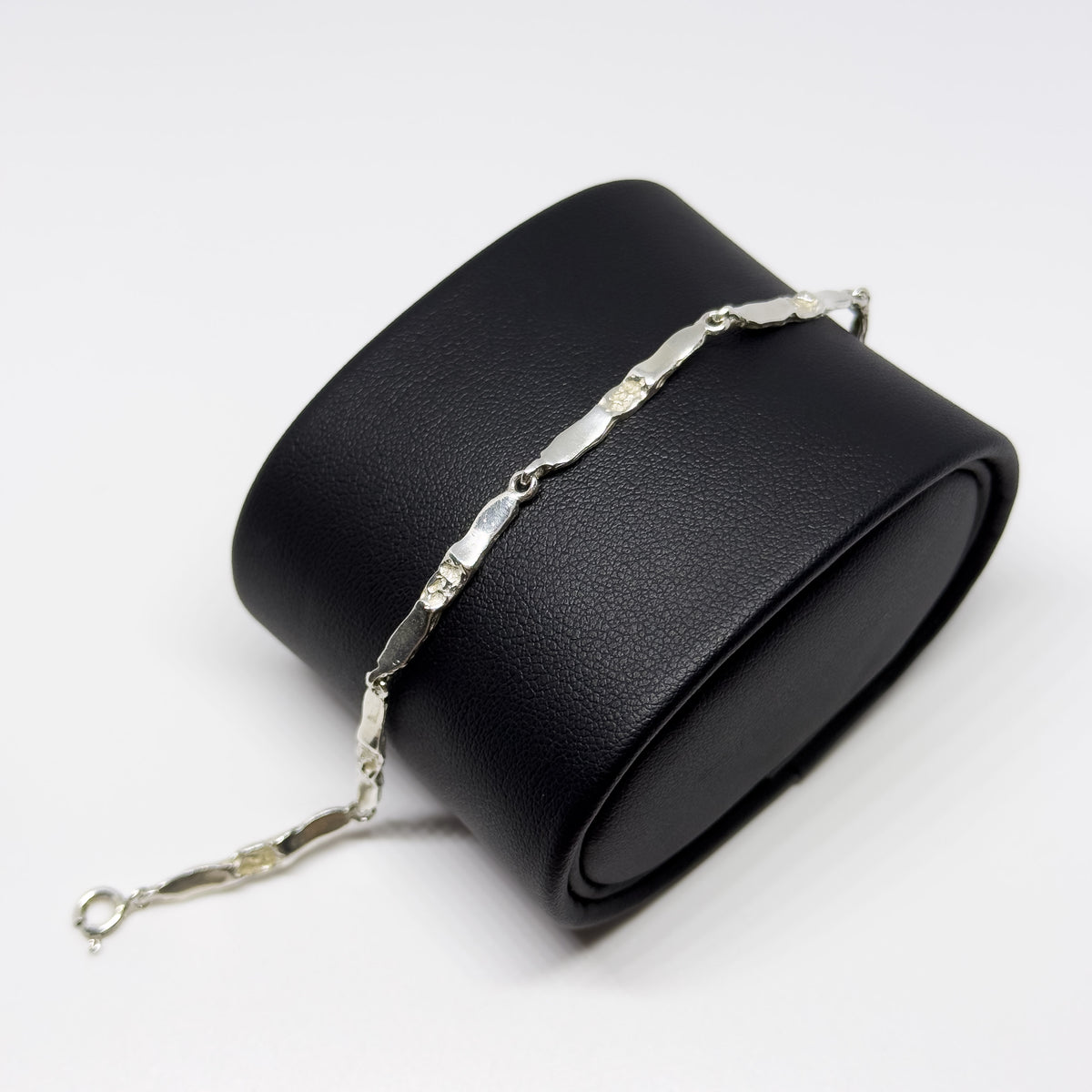 Hopeinen rannekoru