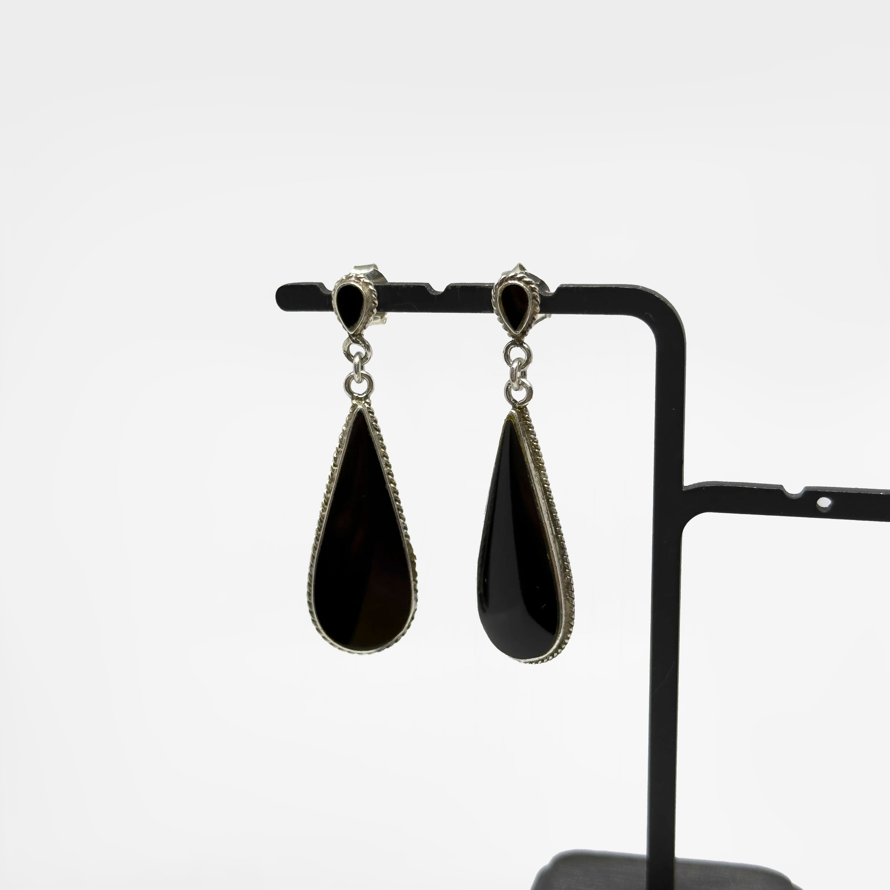 Hopeiset Onyx korvakorut