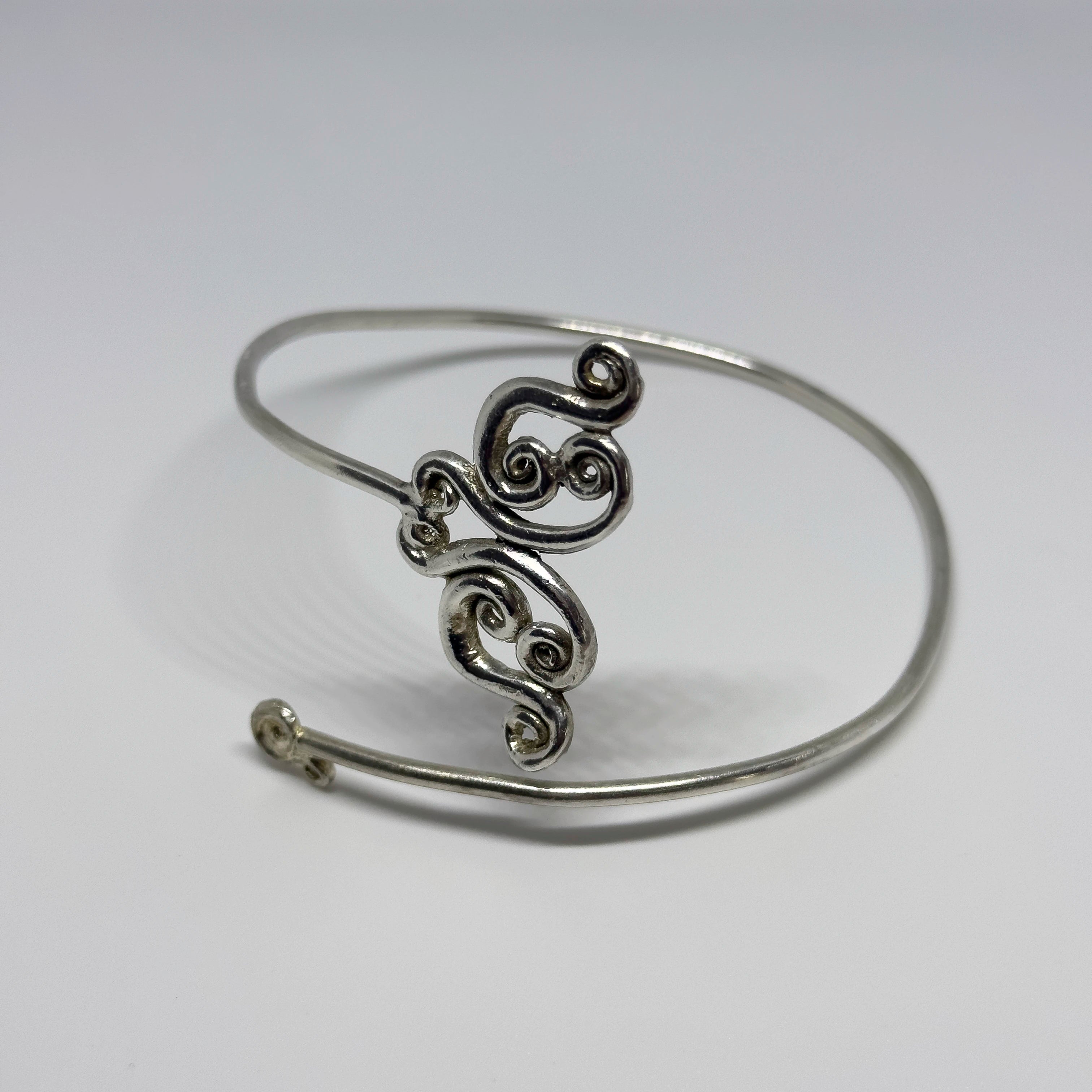 Saurum hopeinen käsivarsirannekoru