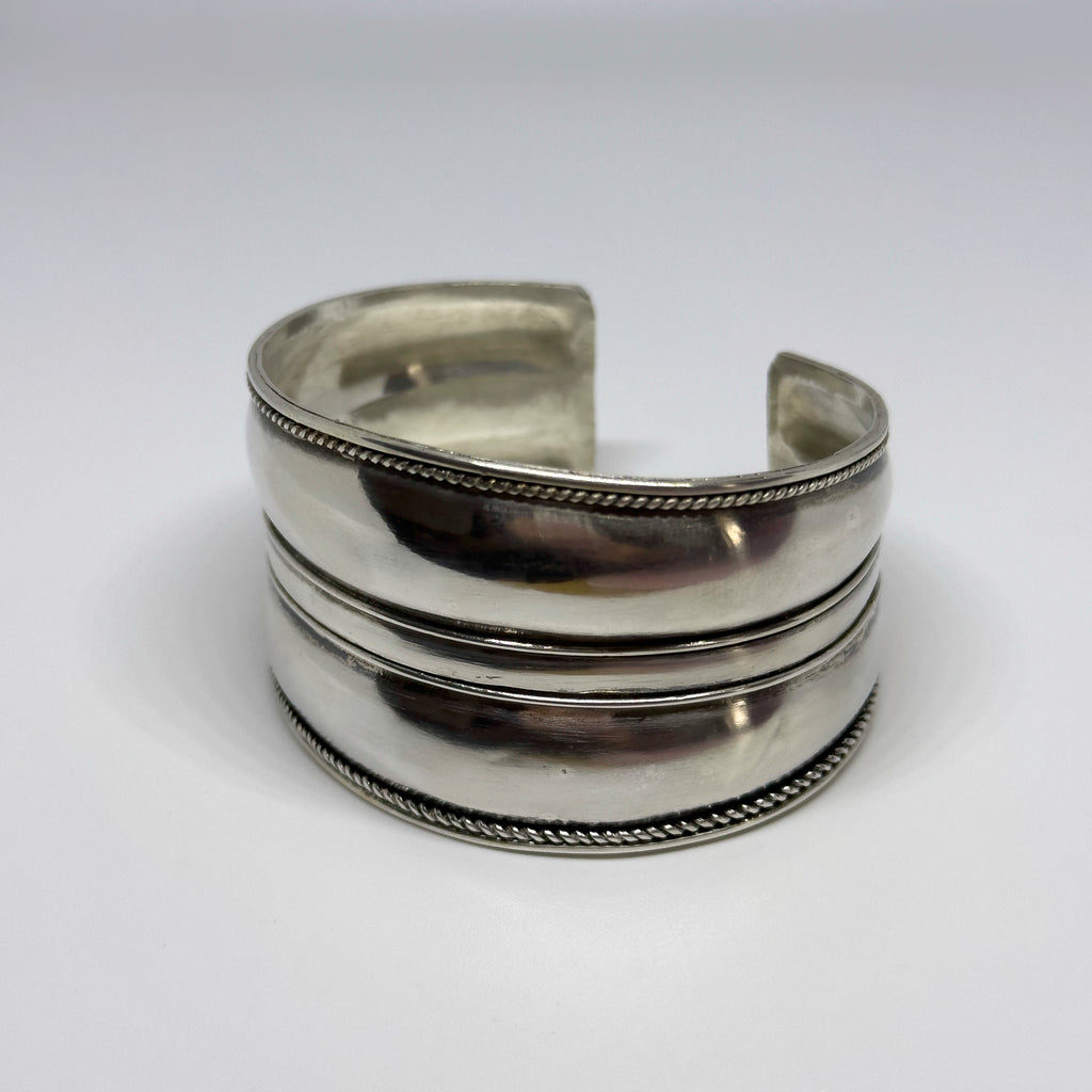 Näyttävä hopeinen rannekoru