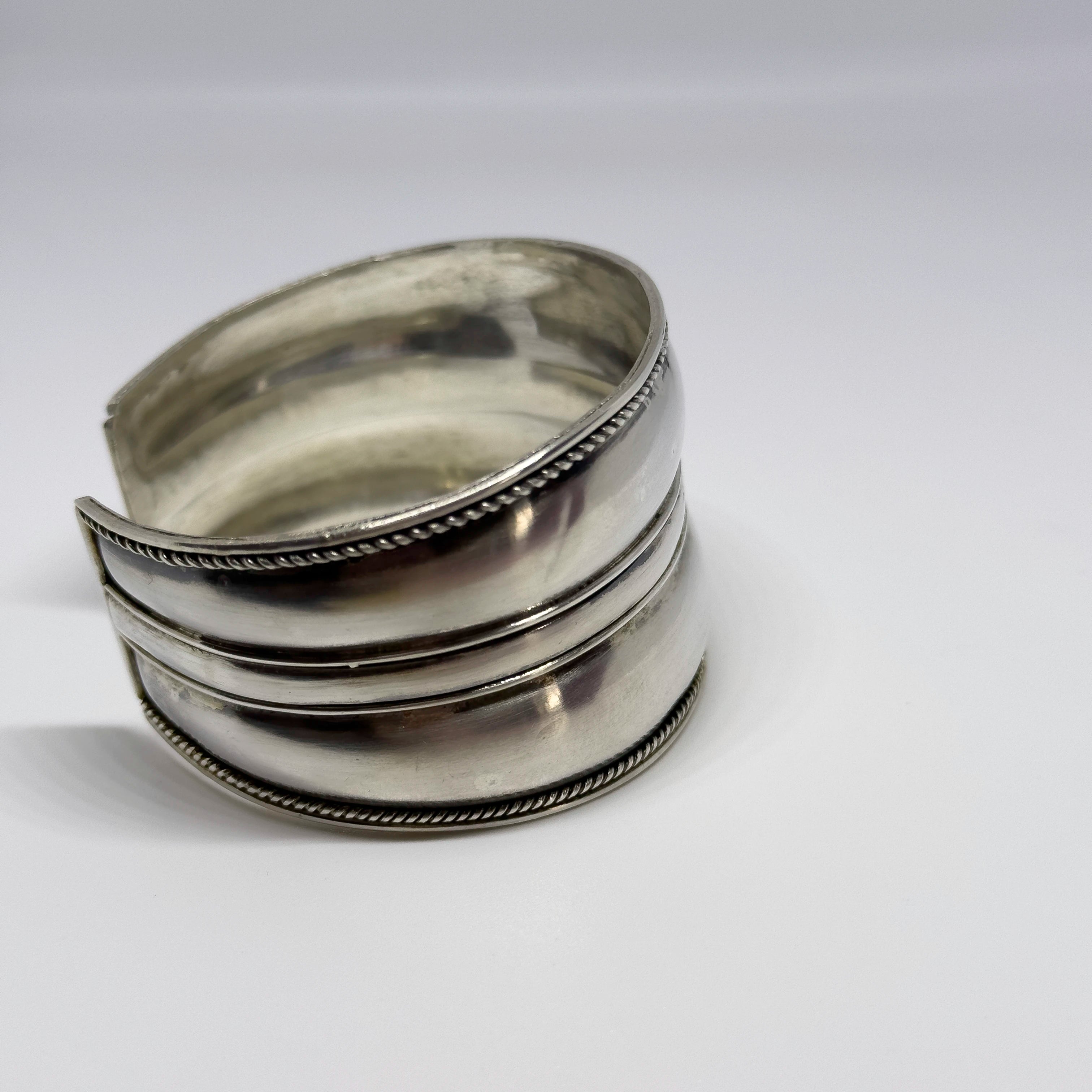 Näyttävä hopeinen rannekoru