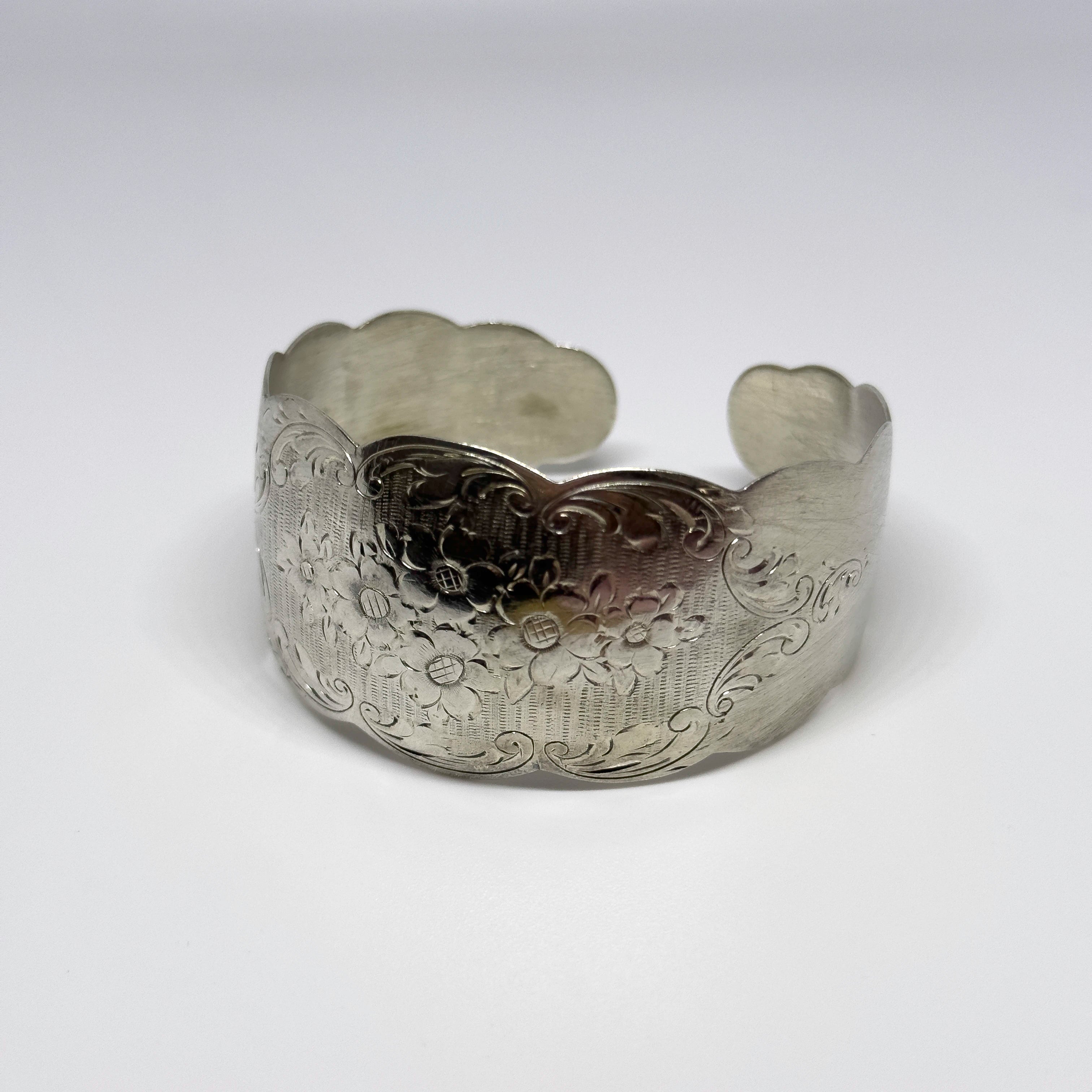 Vanha näyttävä hopeinen rannekoru