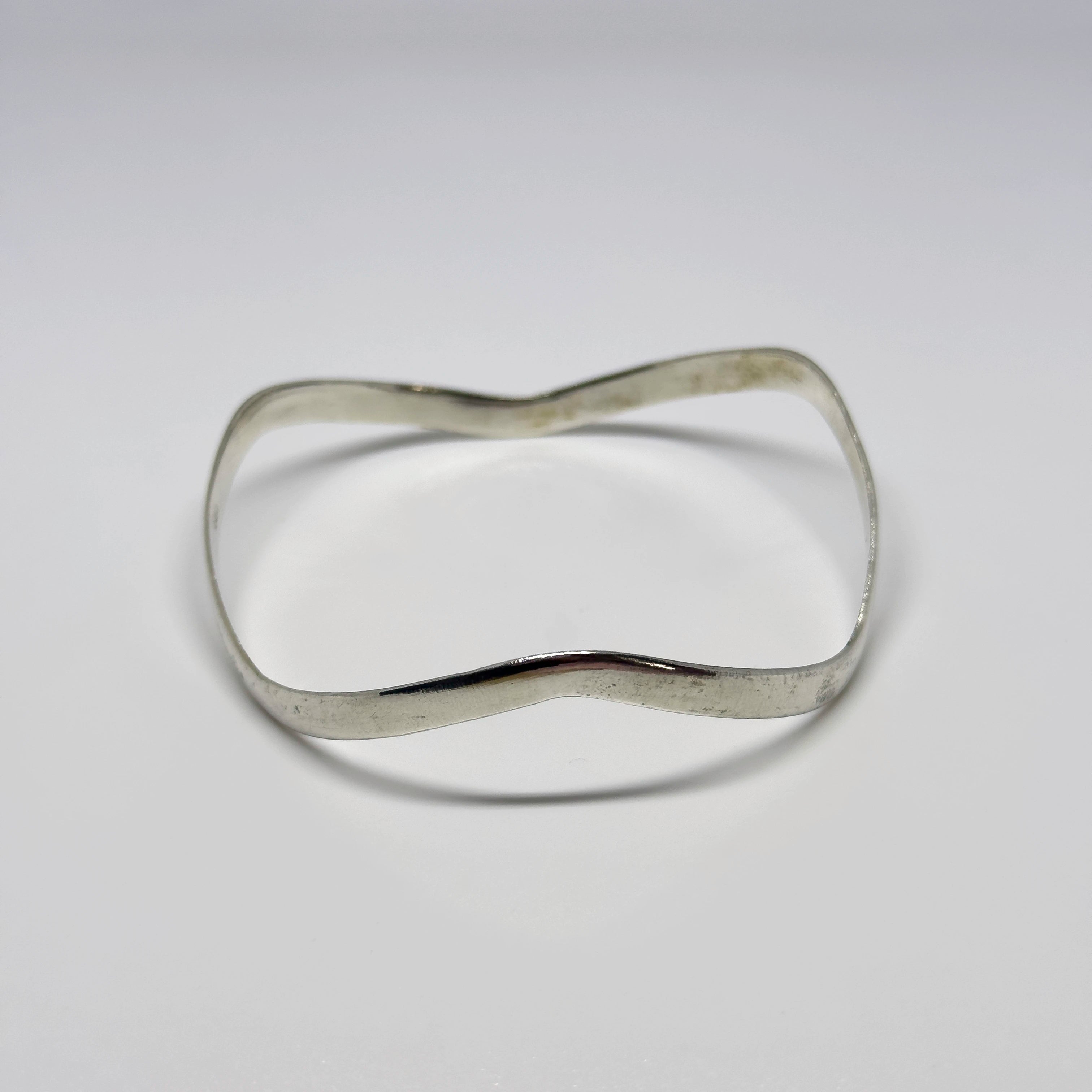 Hopeinen erikoinen rannekoru