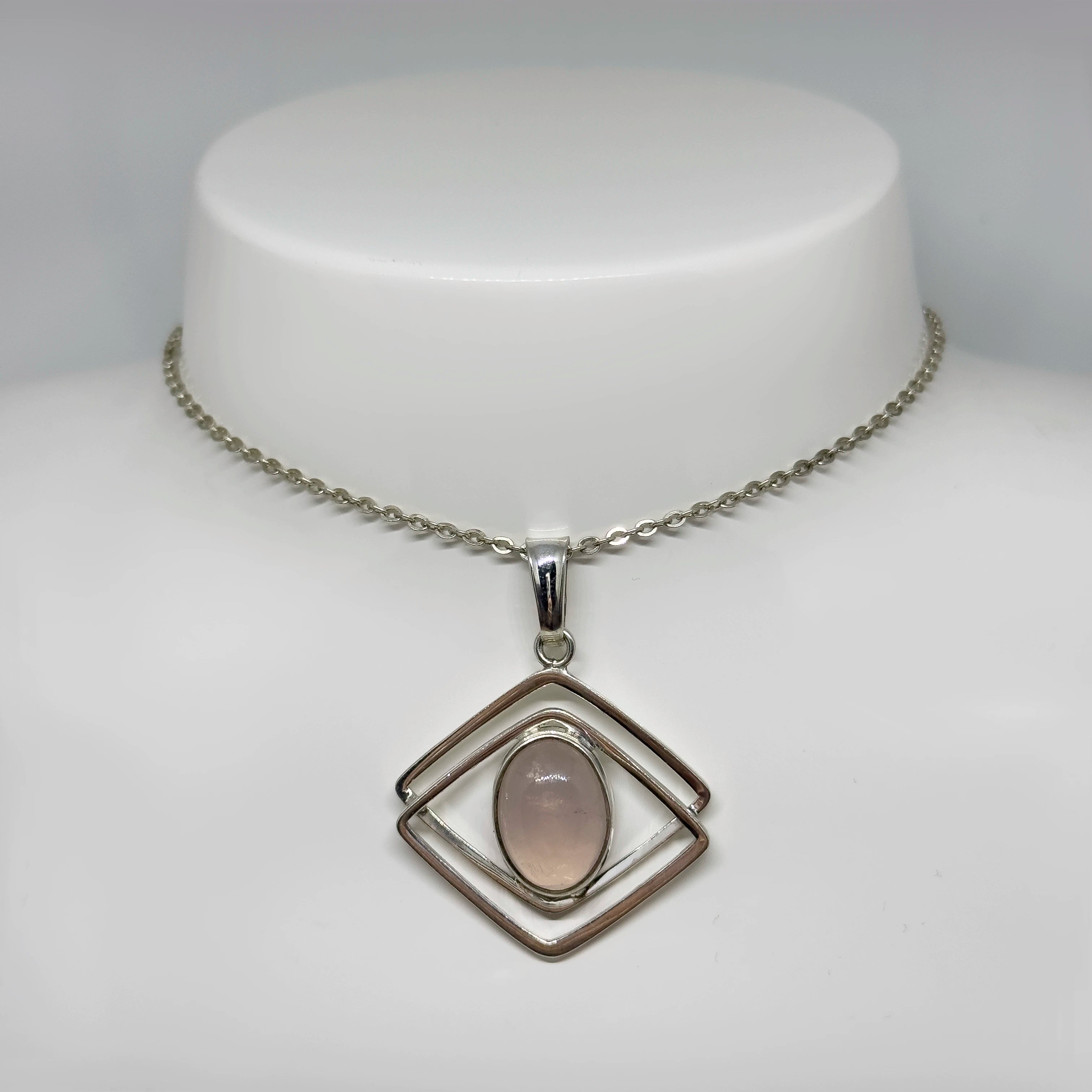 Gunnari hopeinen Ruusukvartsi riipus