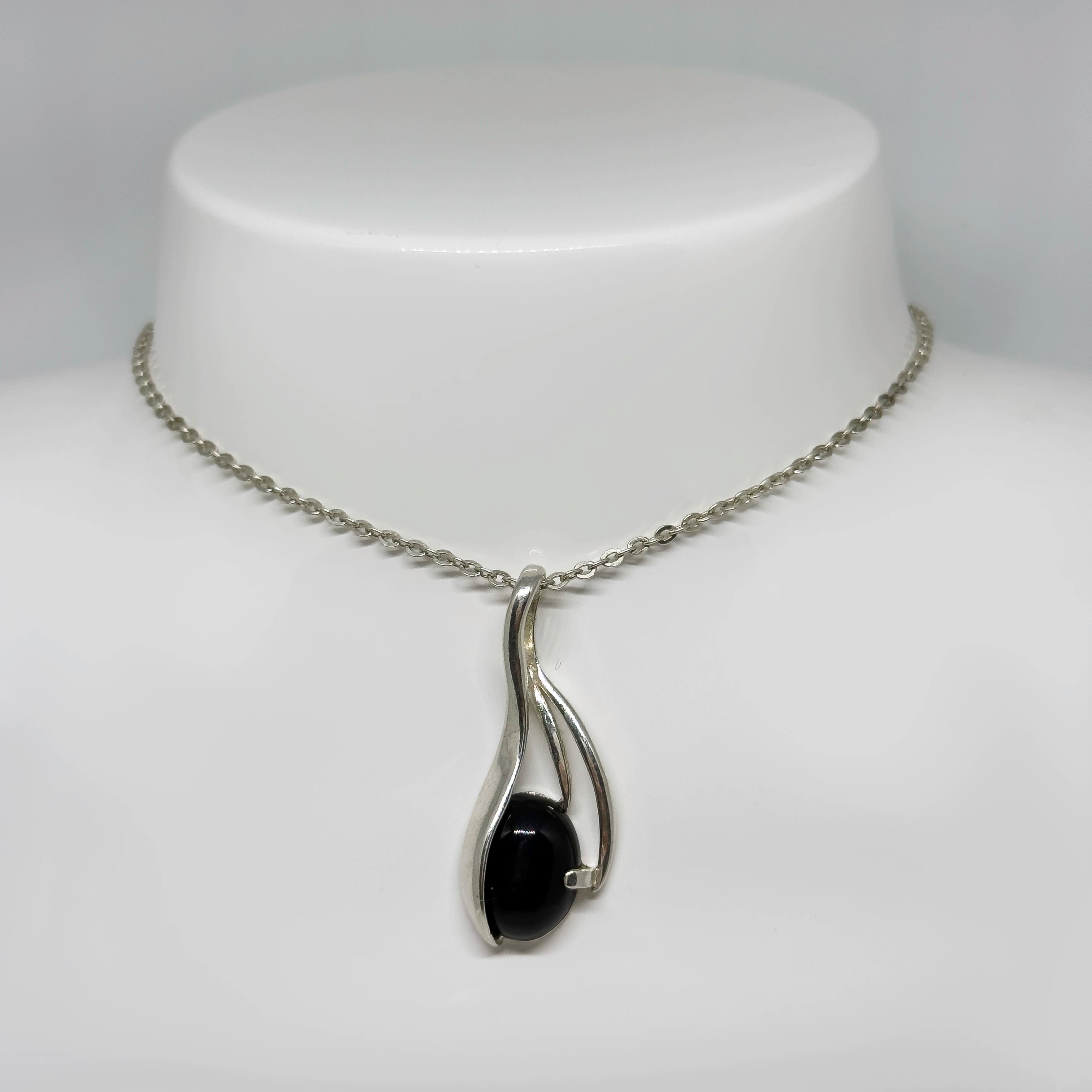 Hopeinen Onyx riipus