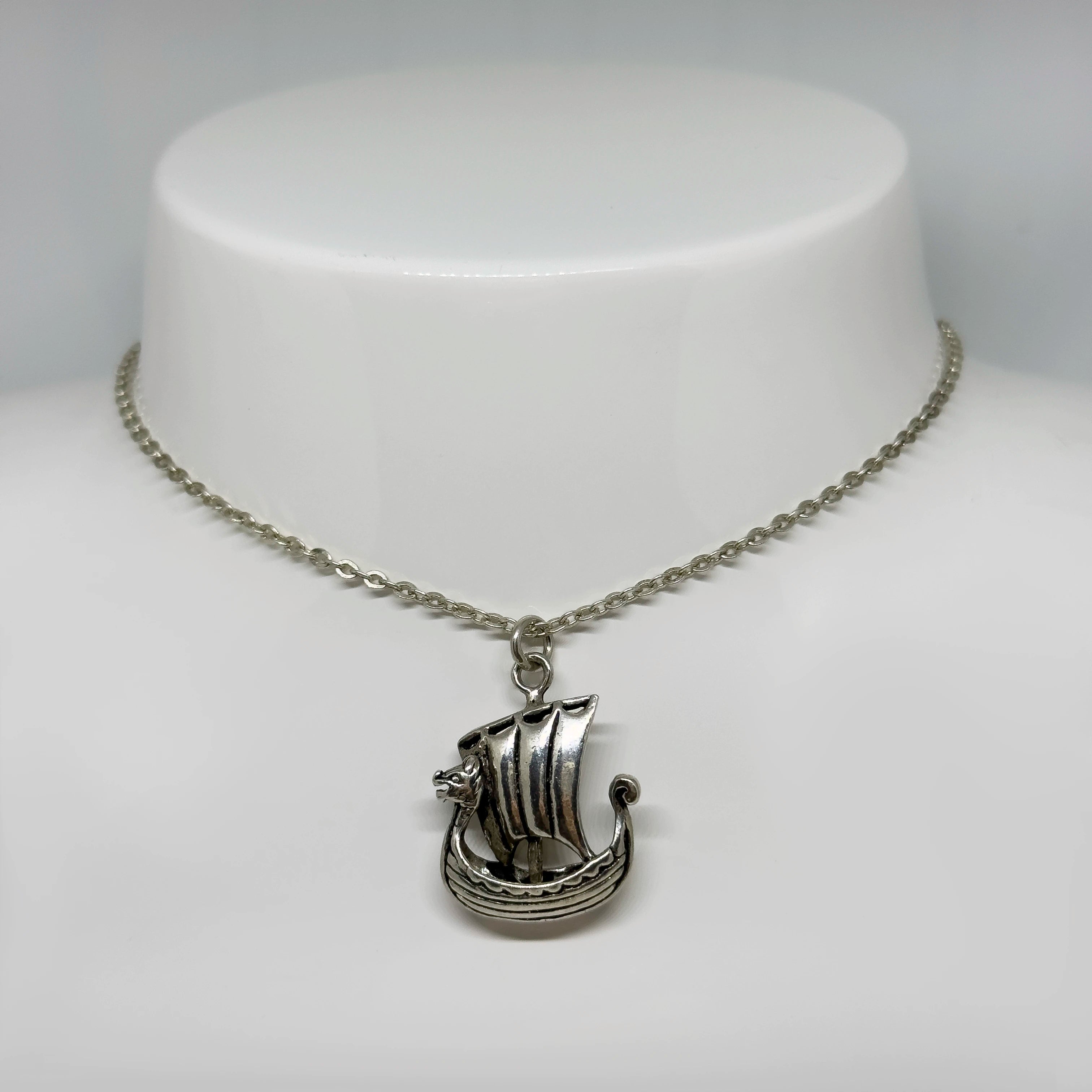 Hopeinen Viikinkilaiva riipus