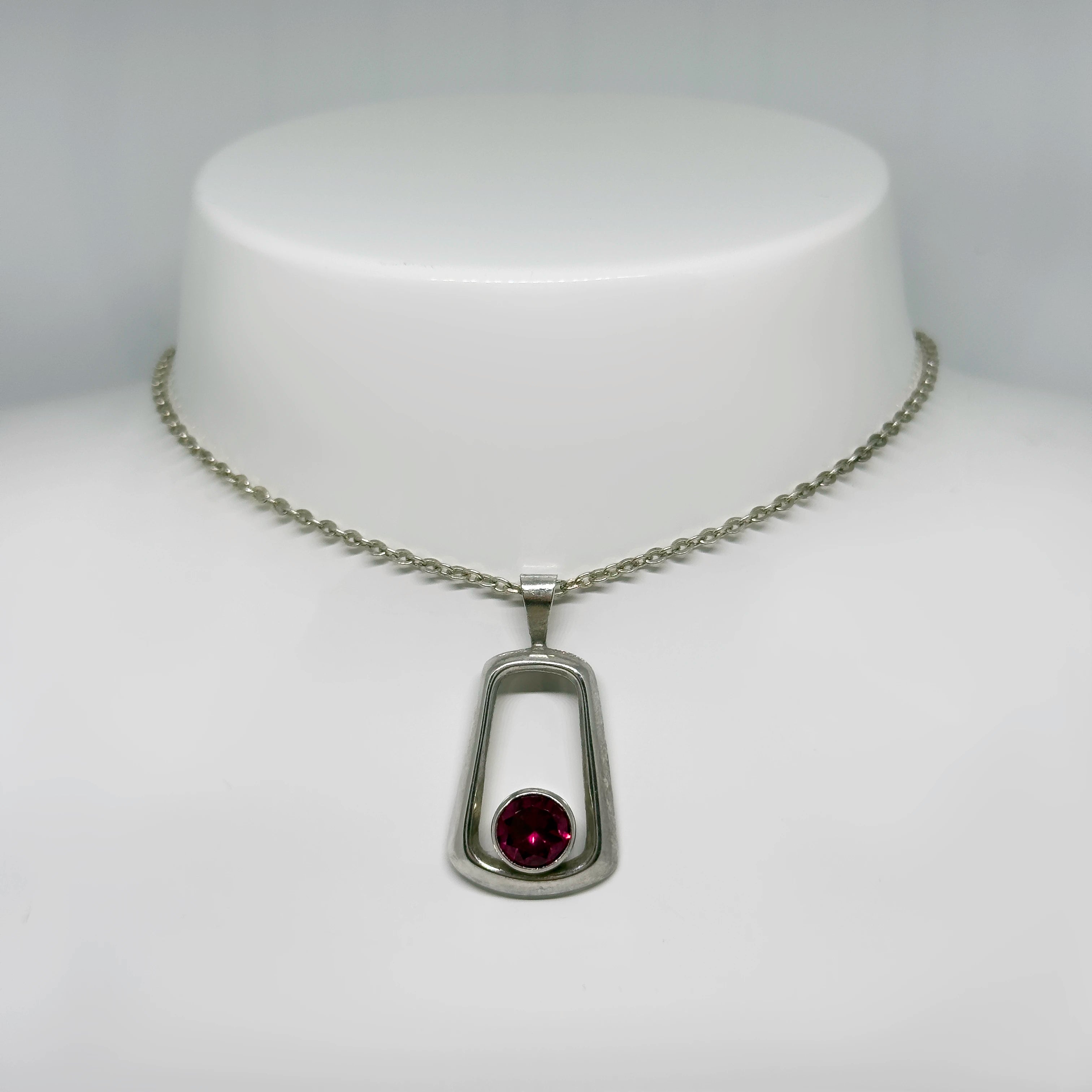 Hopeinen Kotimainen Zirkonia riipus