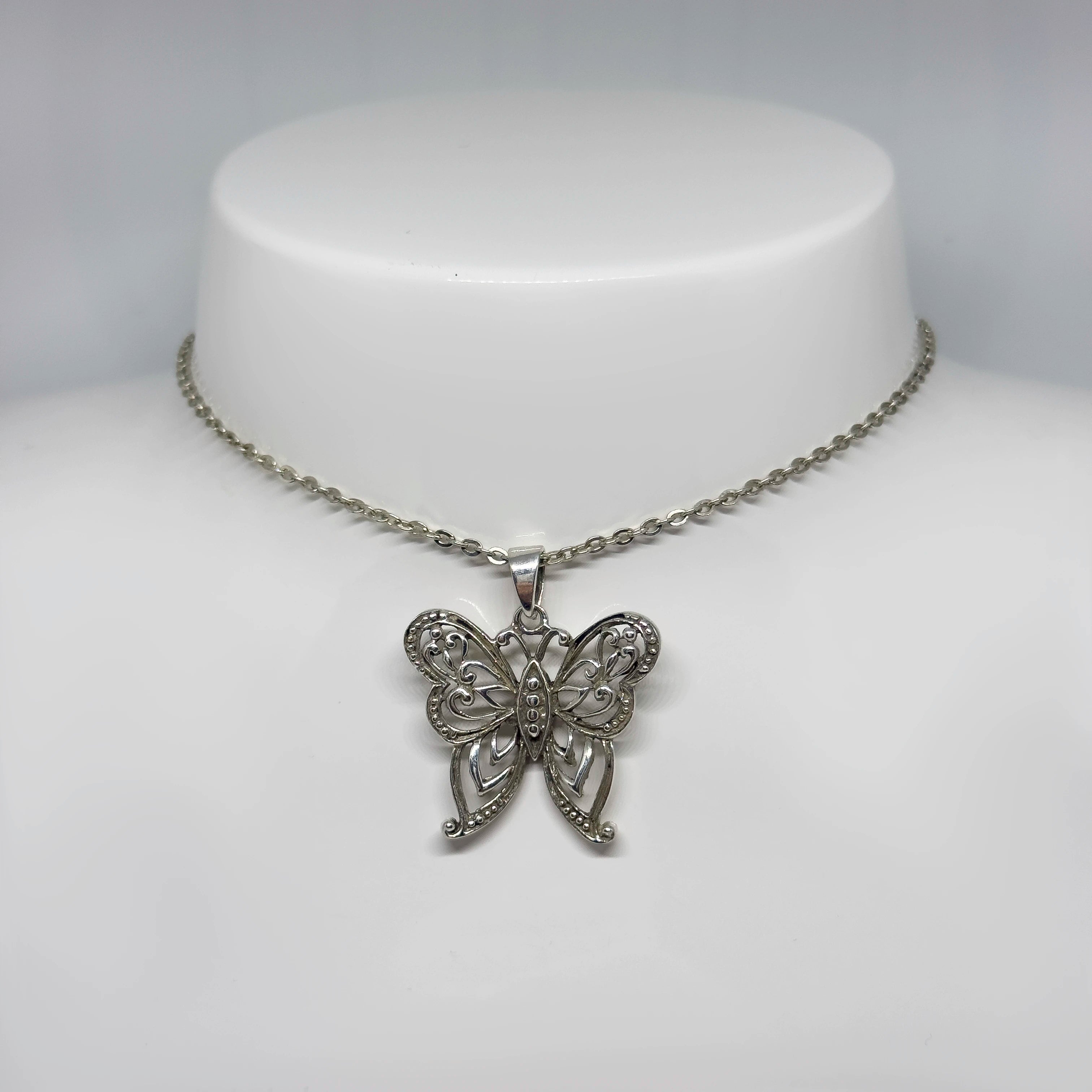 Hopeinen Perhos riipus