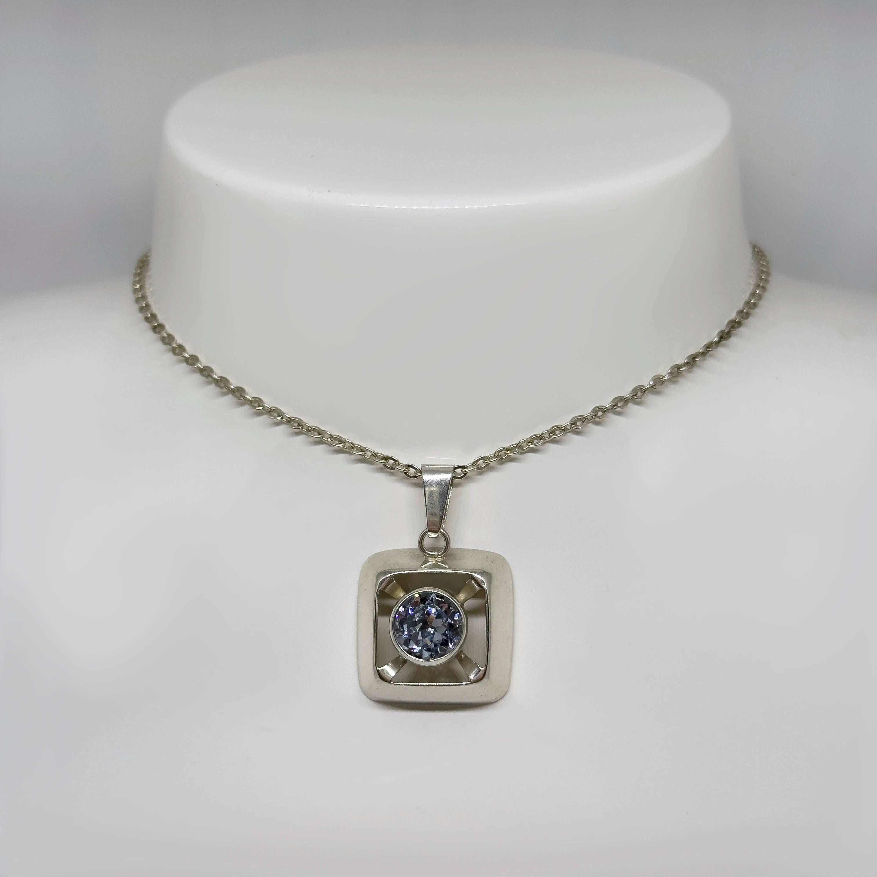 Salovaara hopeinen Topaasi riipus