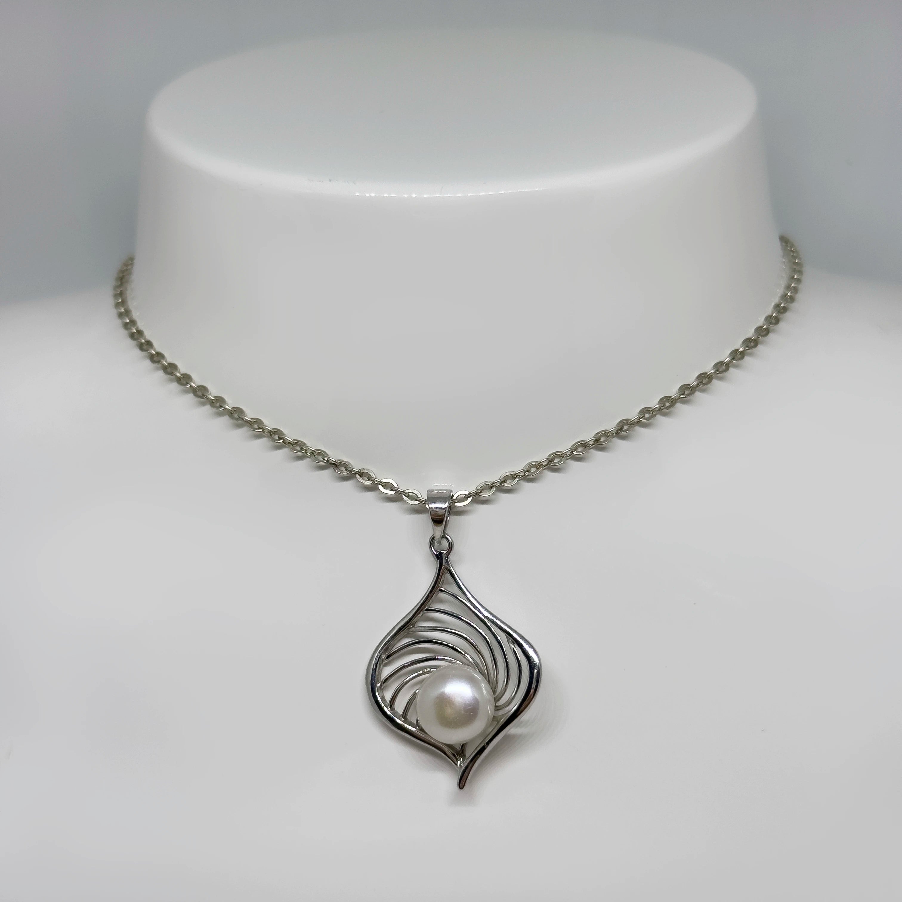 Hopeinen Makeanvedenhelmi riipus