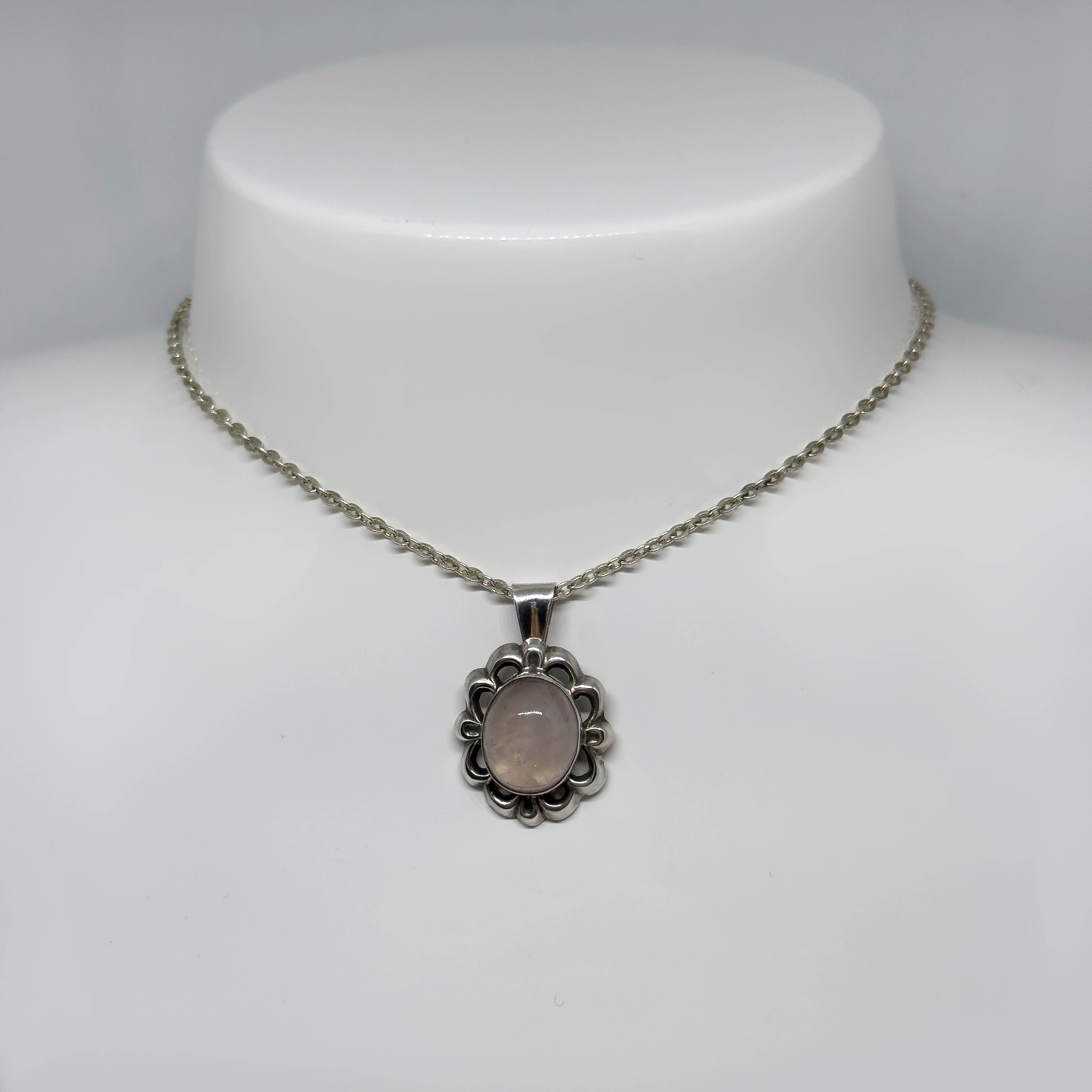 Hopeinen Ruusukvartsi riipus