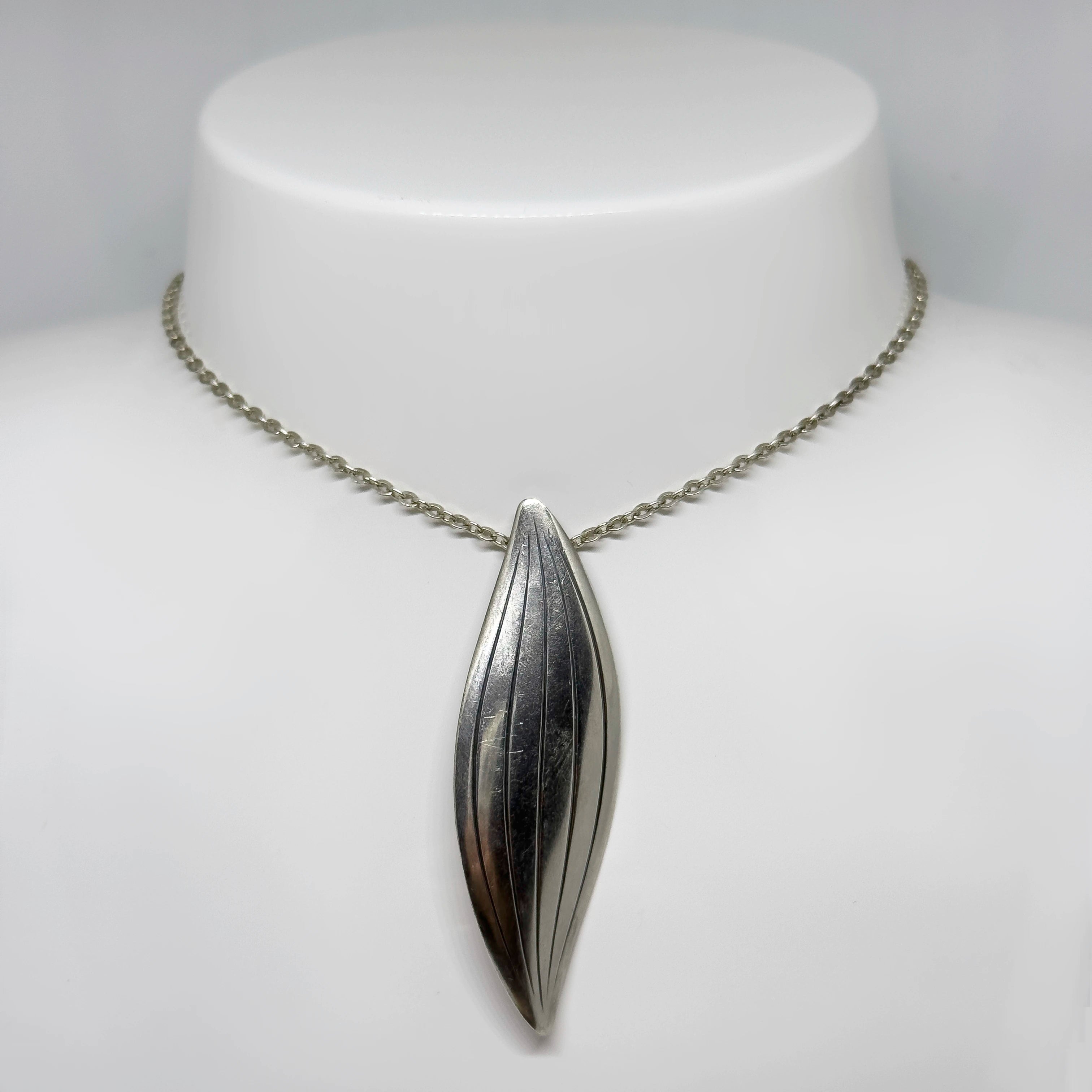 Elis Kauppi hopeinen riipus/rintakoru