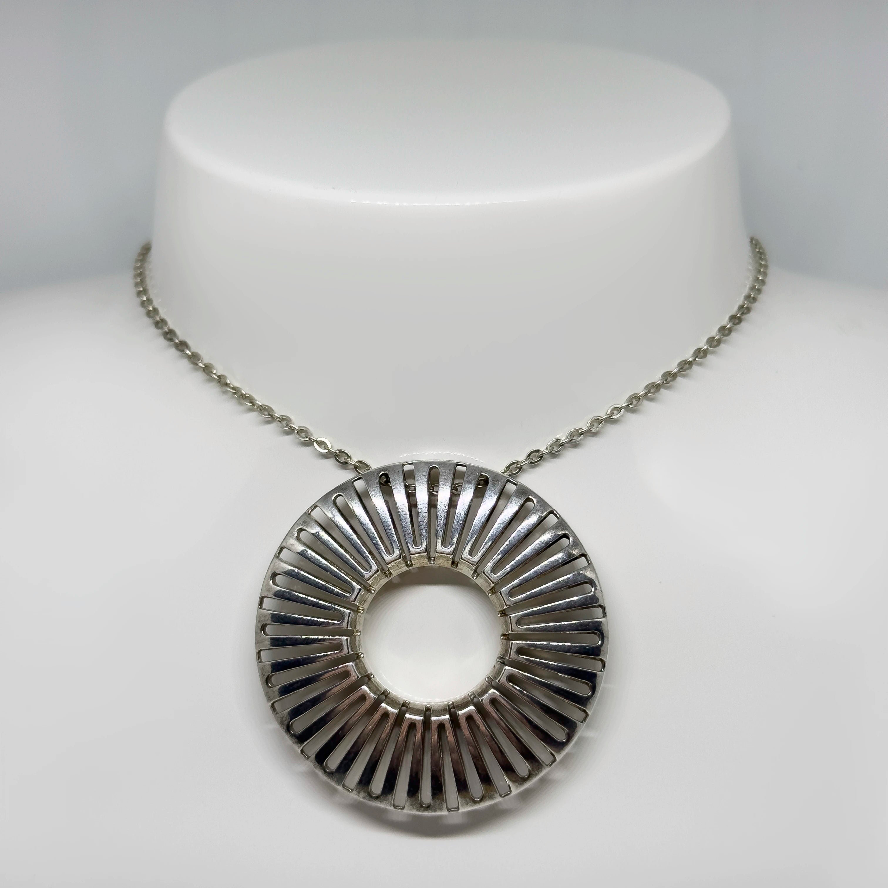 Lumoava hopeinen Aurinko riipus