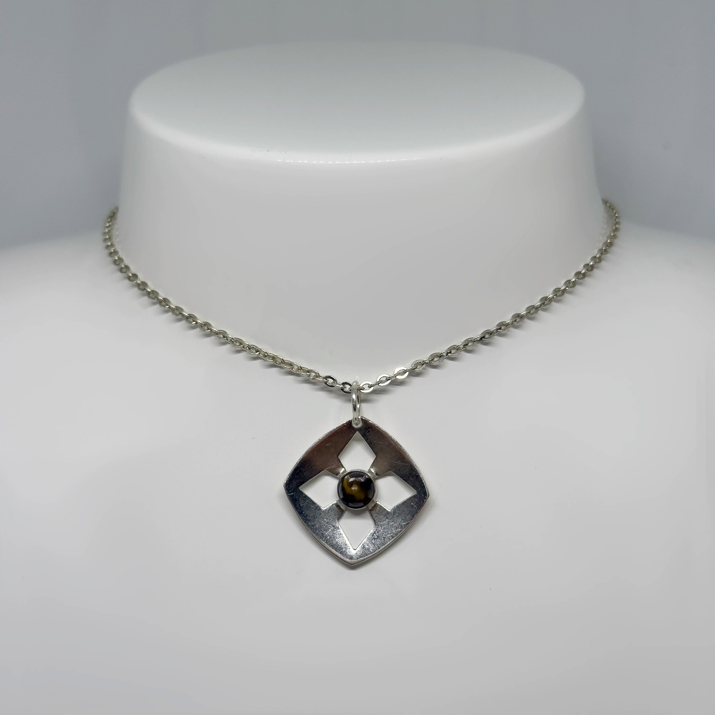 Salovaara hopeinen Tiikerinsilmä riipus