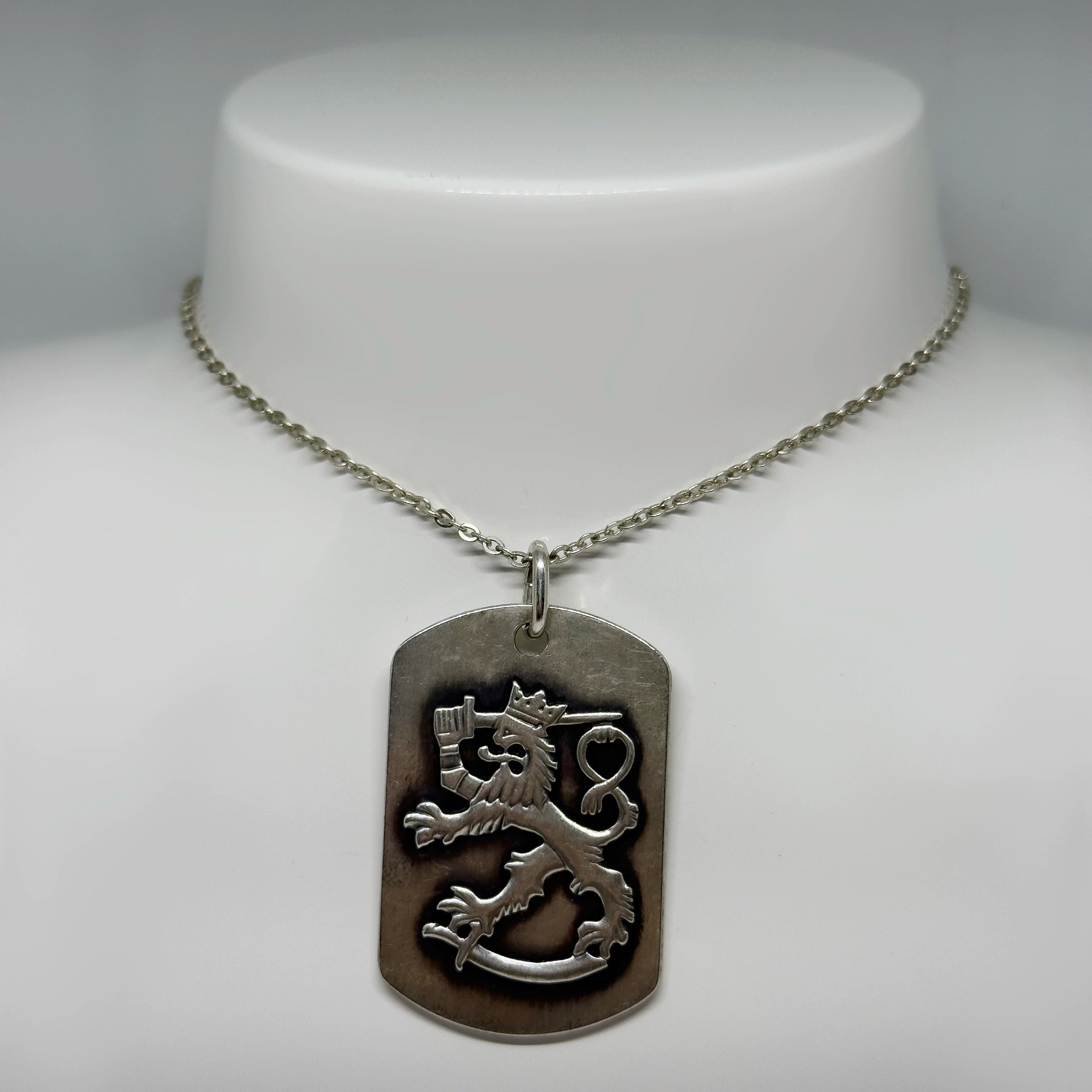 Saurum hopeinen Suomileijona riipus