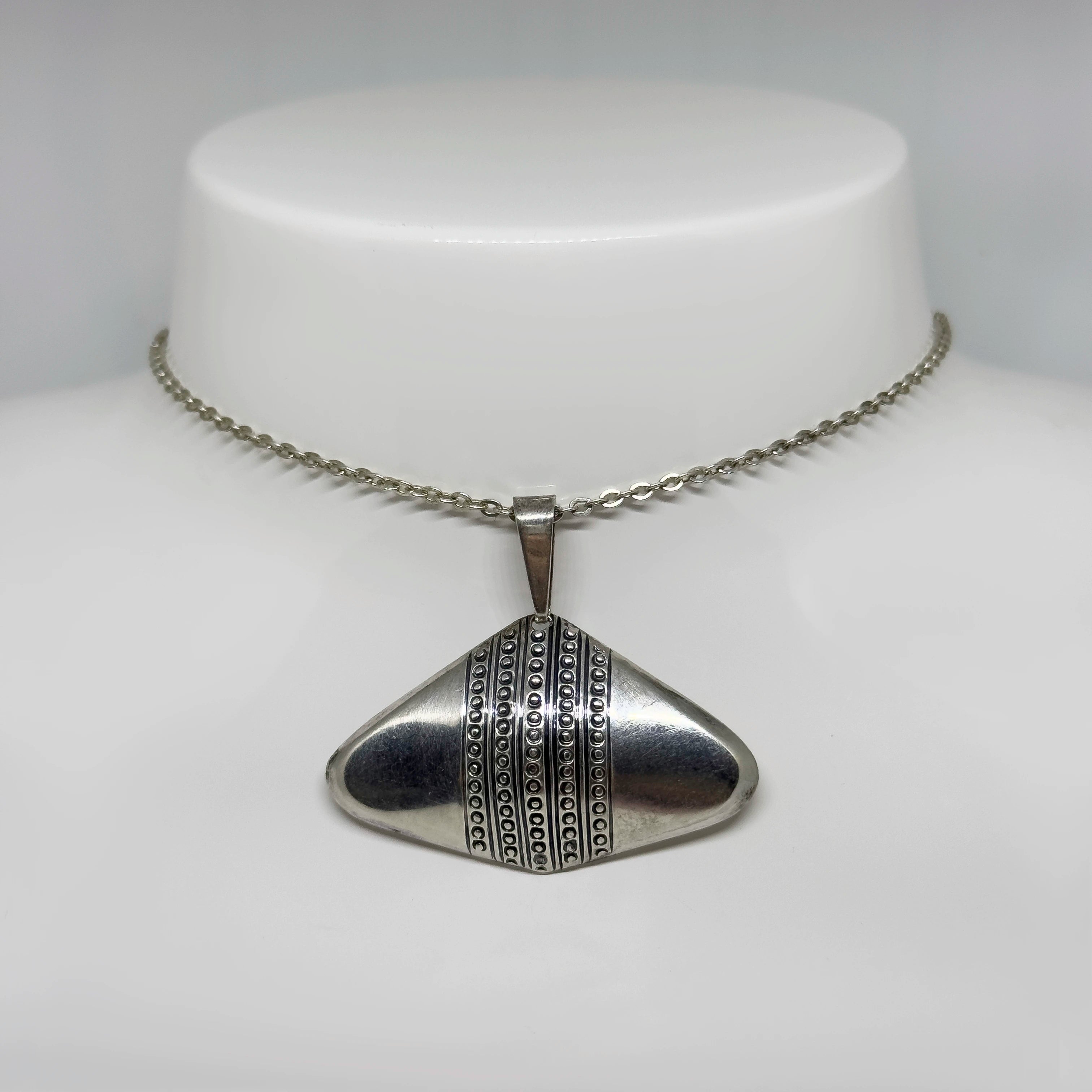 Erik Granit hopeinen riipus