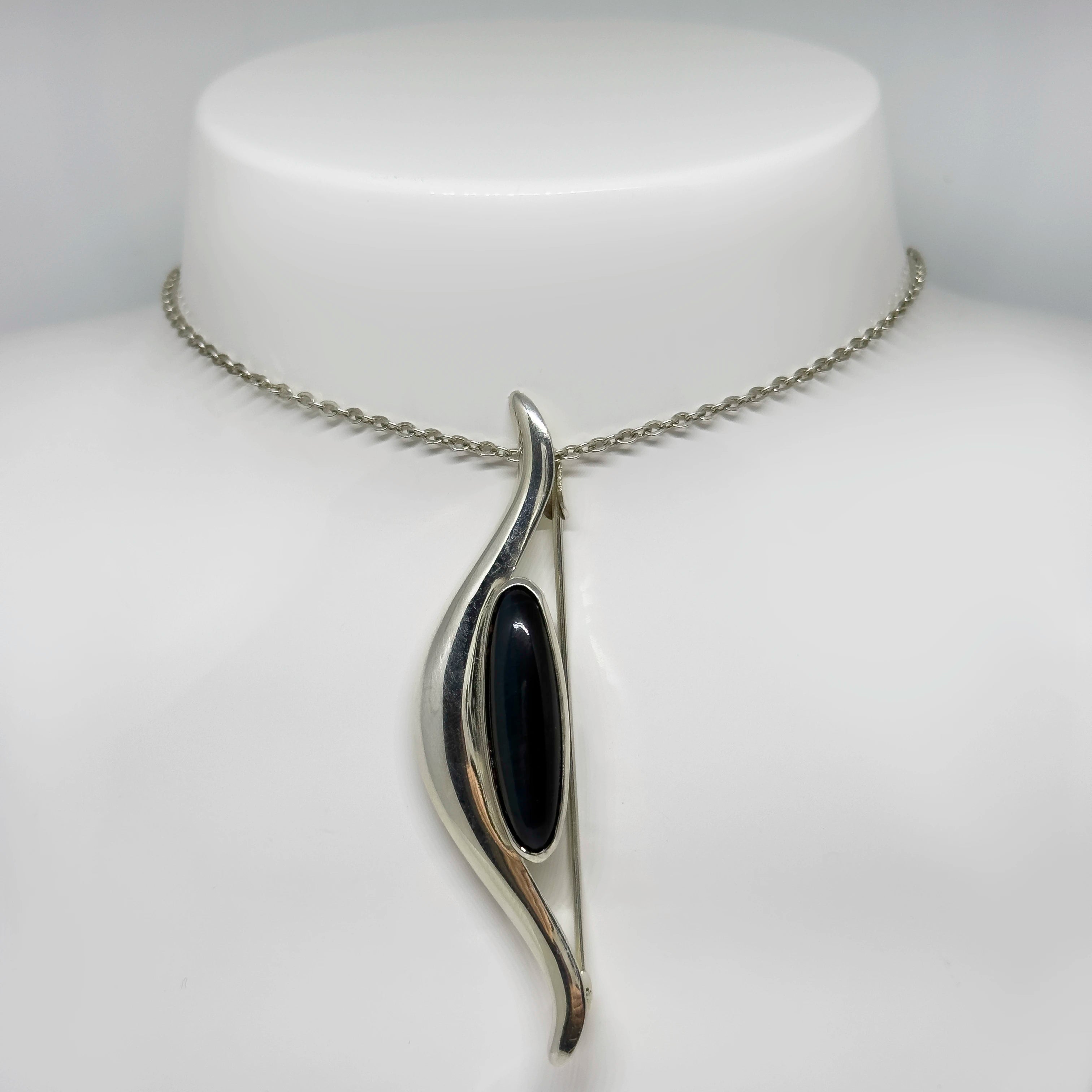 Turun Hopea hopeinen Haukansilmä riipus/rintakoru