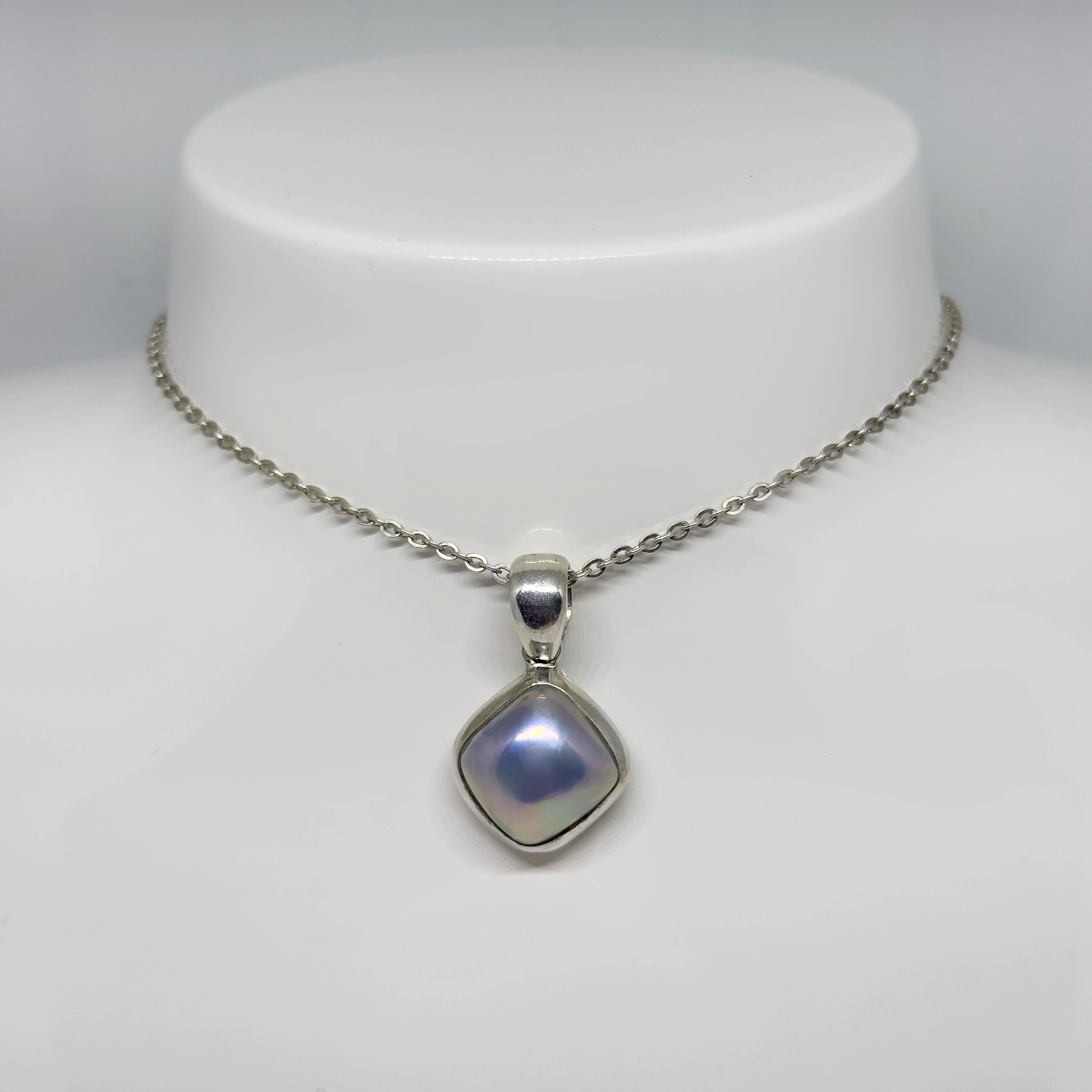 Hopeinen Helmiäis riipus