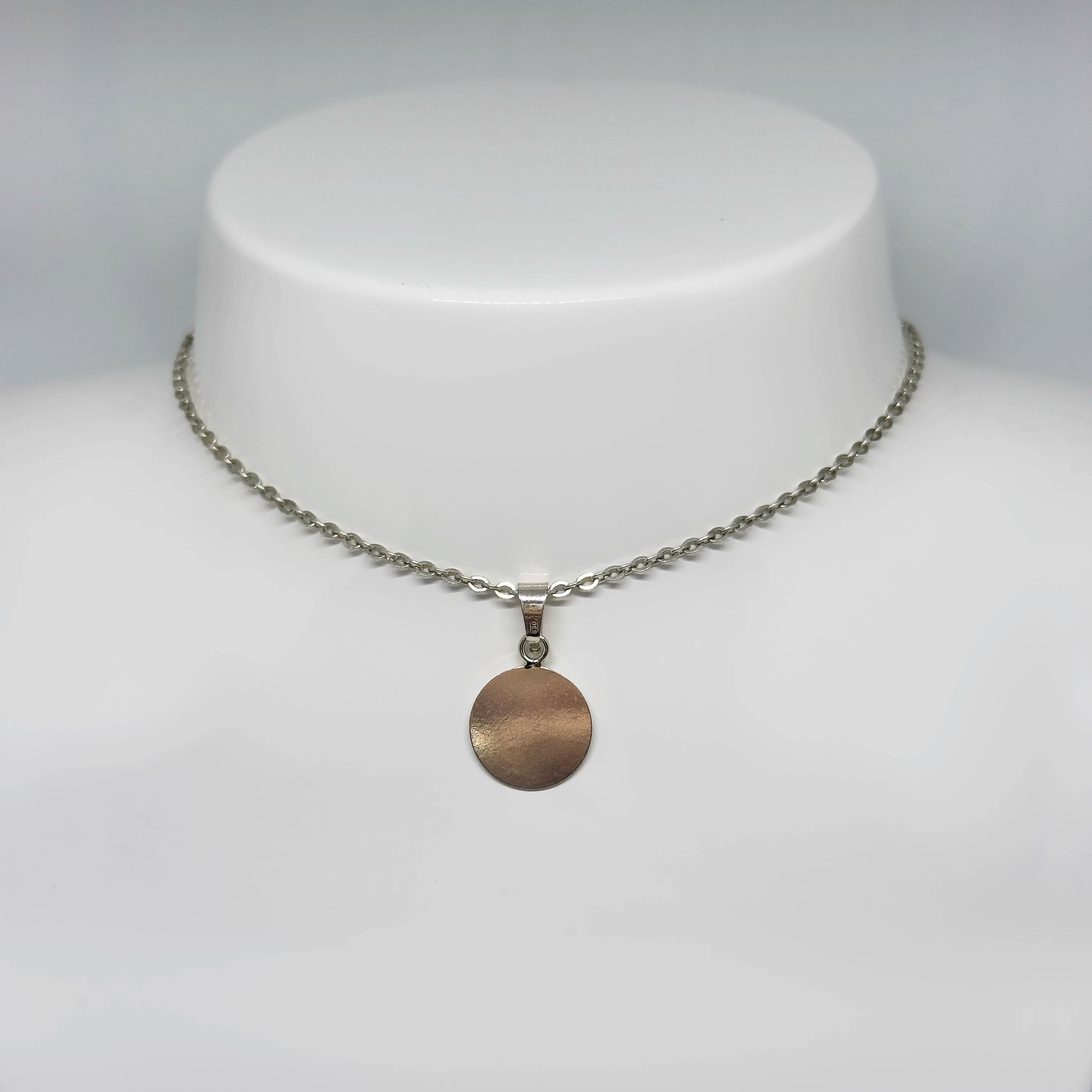 Hopeinen riipus/istutuslaatta