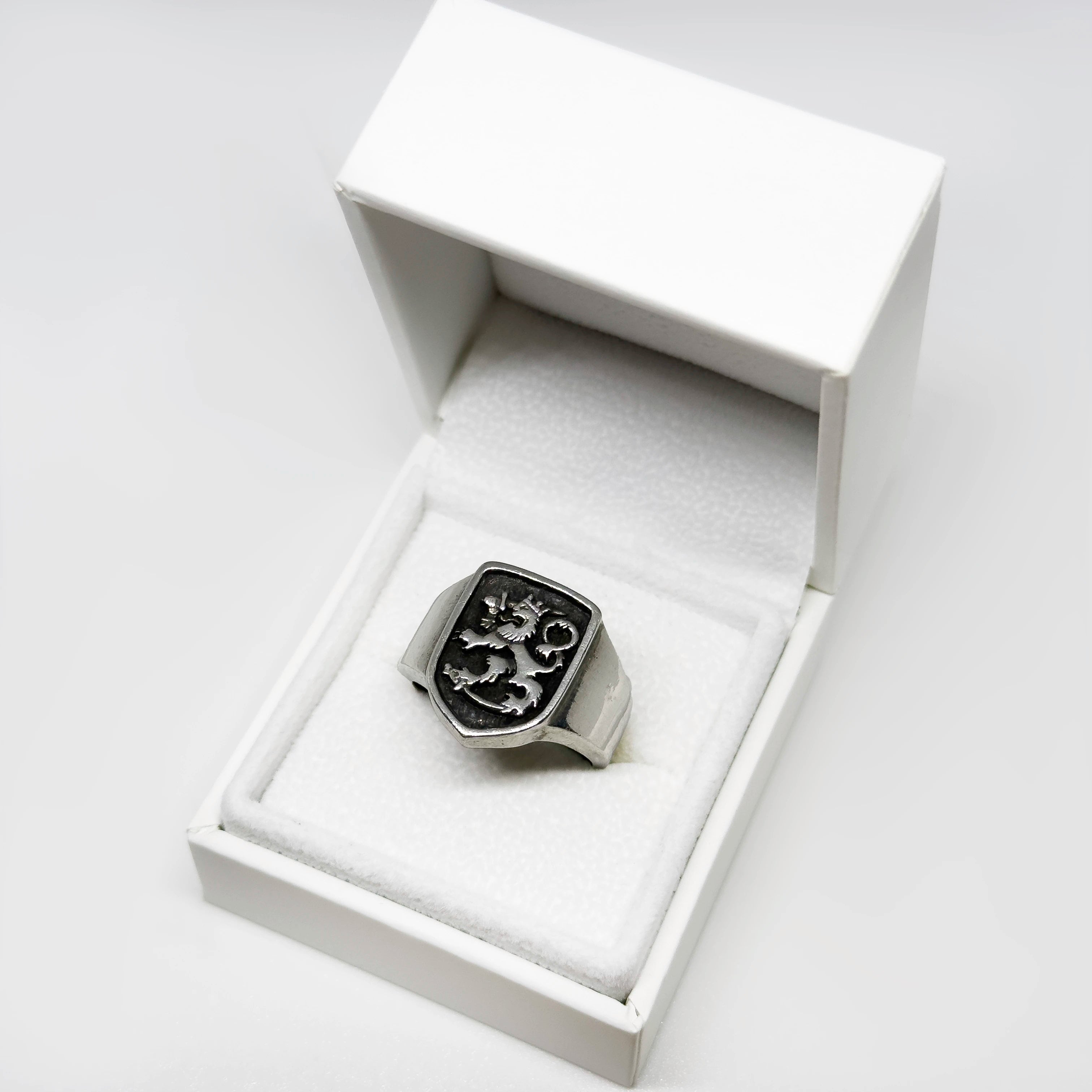 Hopeinen Suomileijona sormus, koko 19