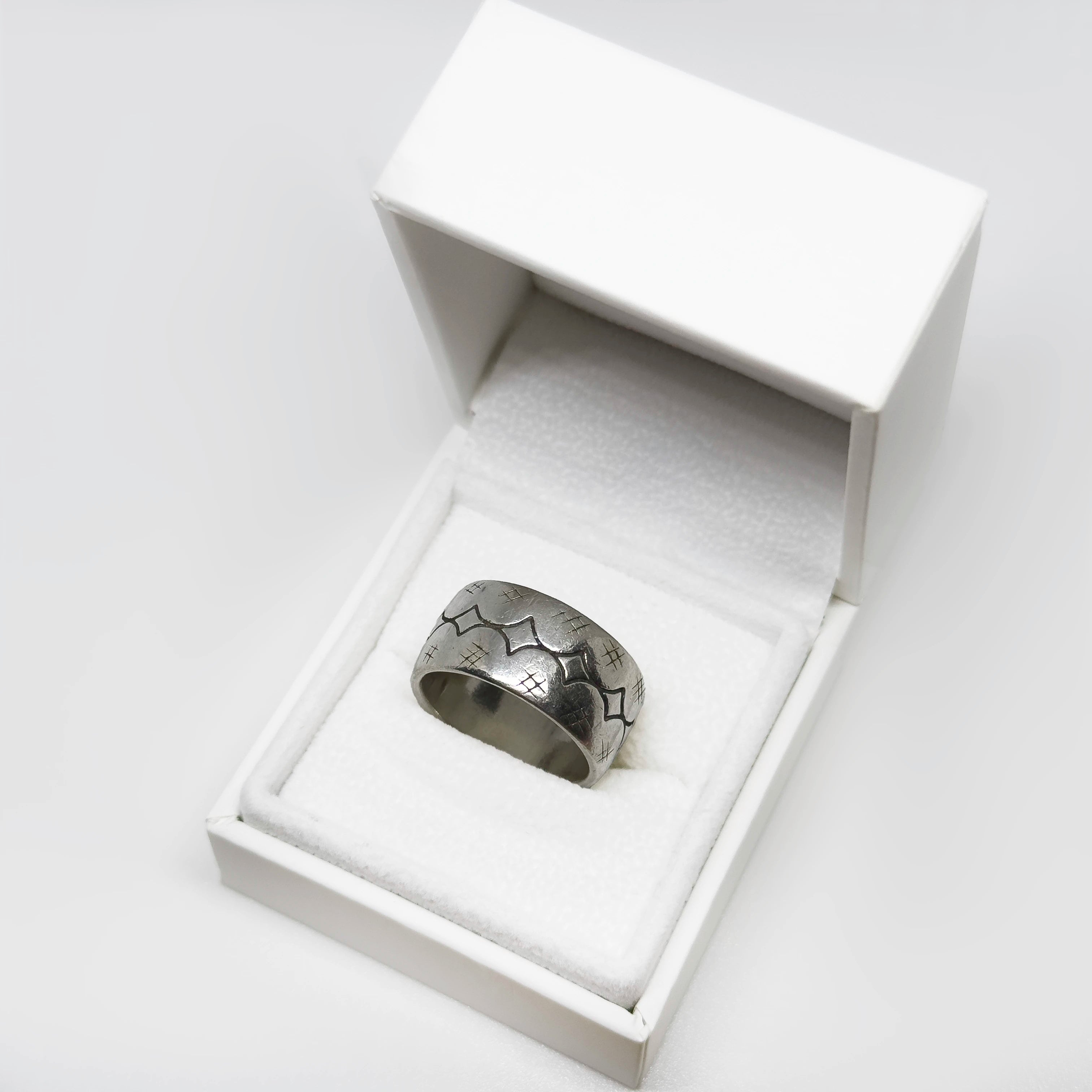 Kalevala Koru hopeinen Suomuhauki sormus, koko 18