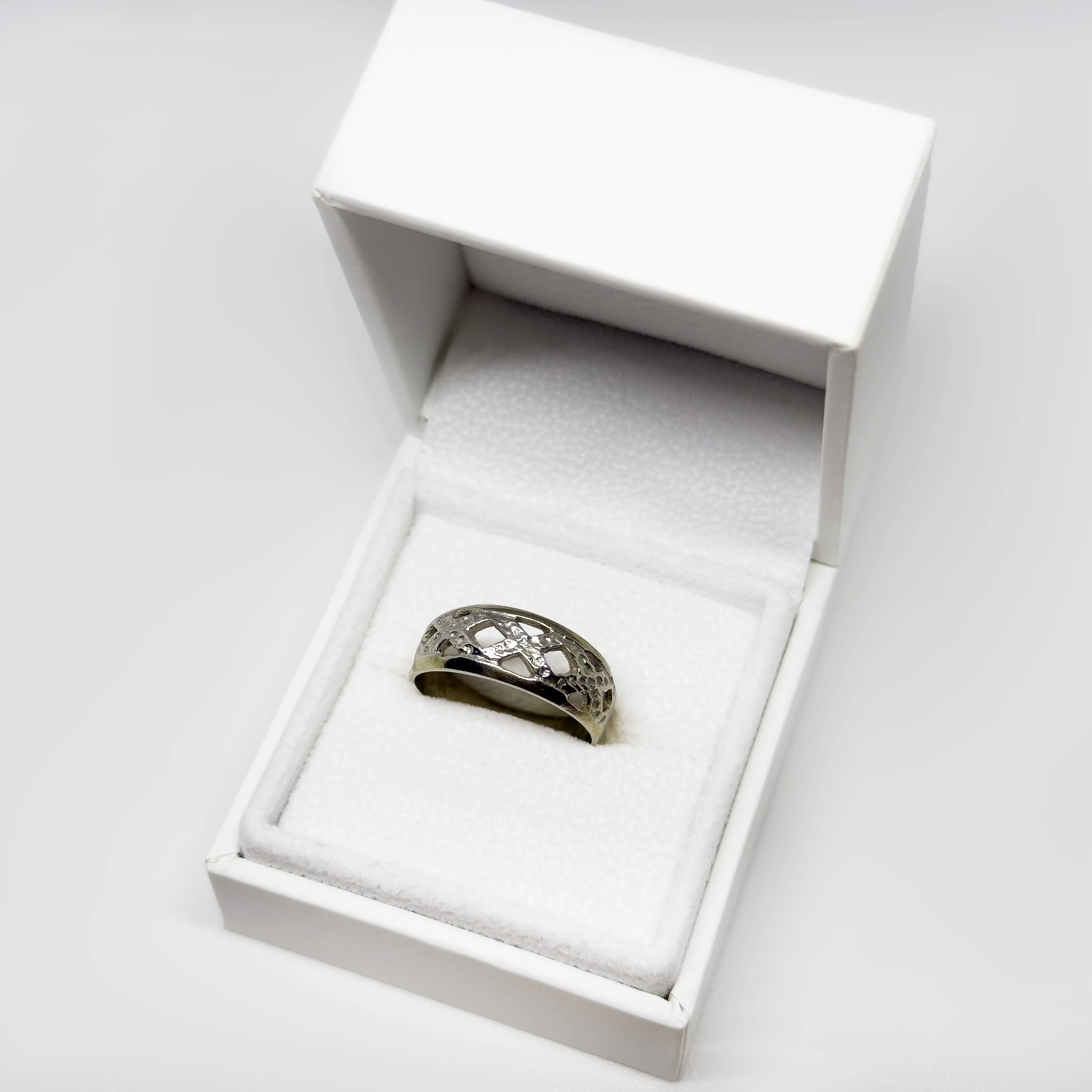 Kellotuote Oy hopeinen sormus, koko 17.5