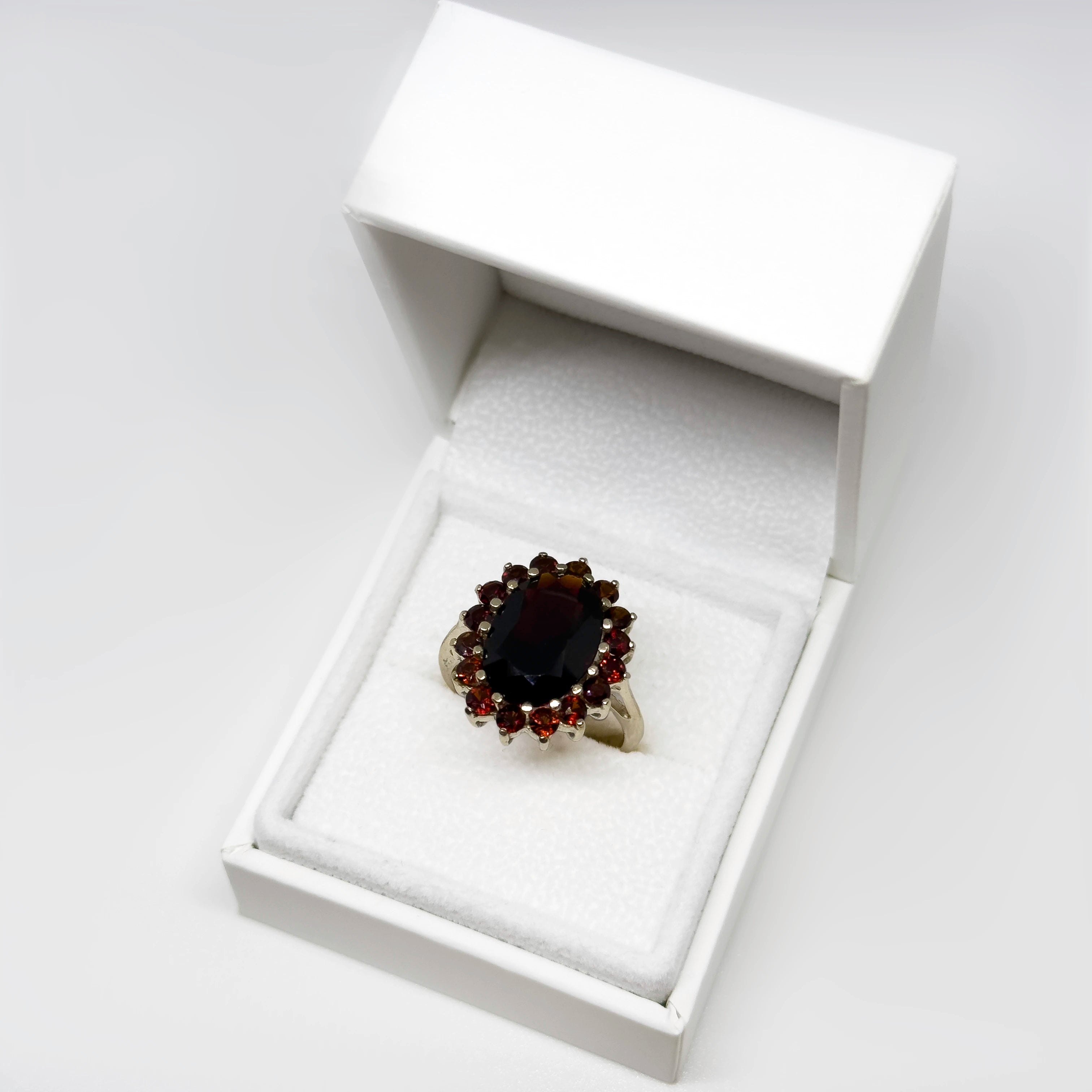 Kullattu hopeinen Granaatti sormus, koko 18