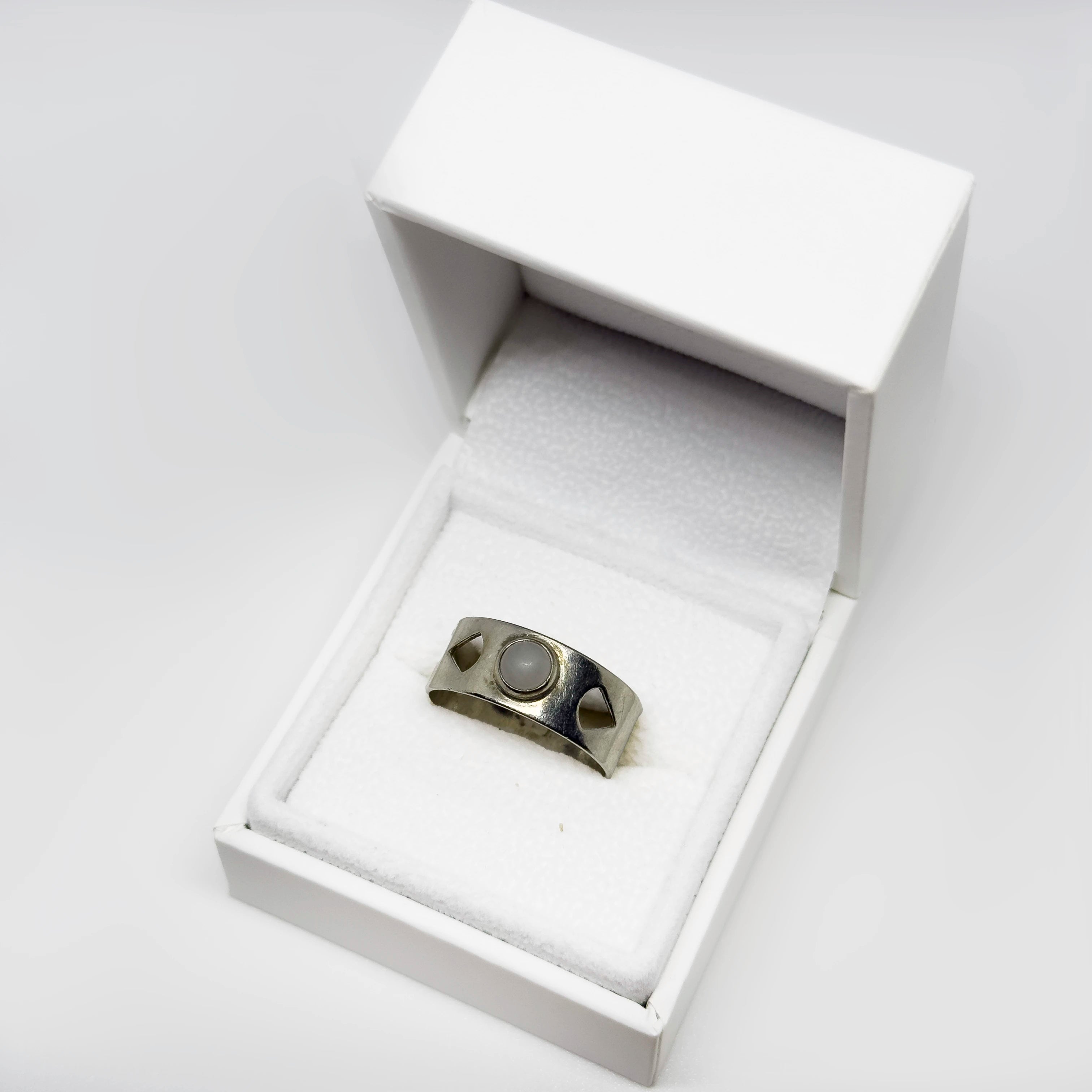 Taidehopea hopeinen Kuukivi sormus, koko 19-