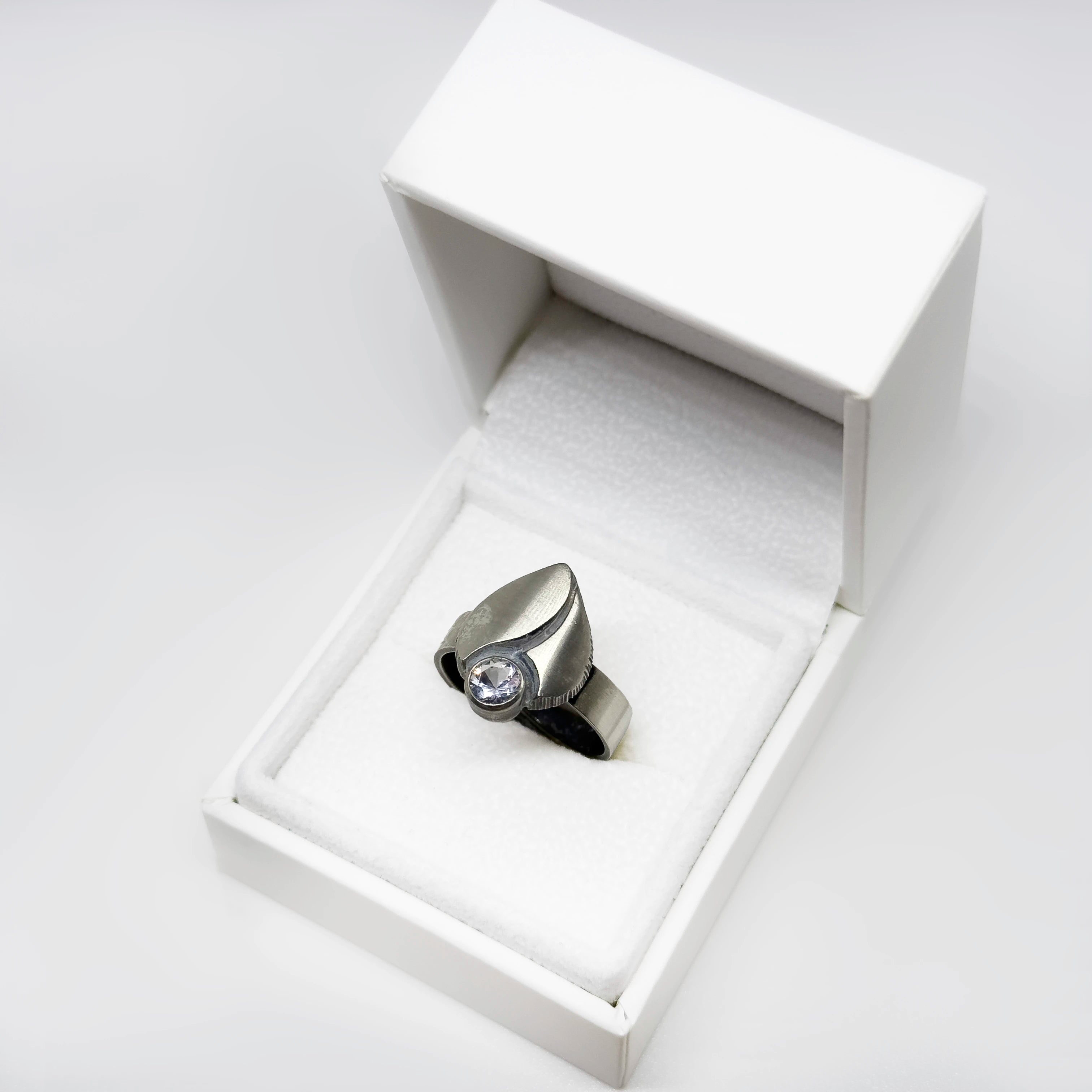 Karl Laine hopeinen Vuorikristalli sormus, säädettävä