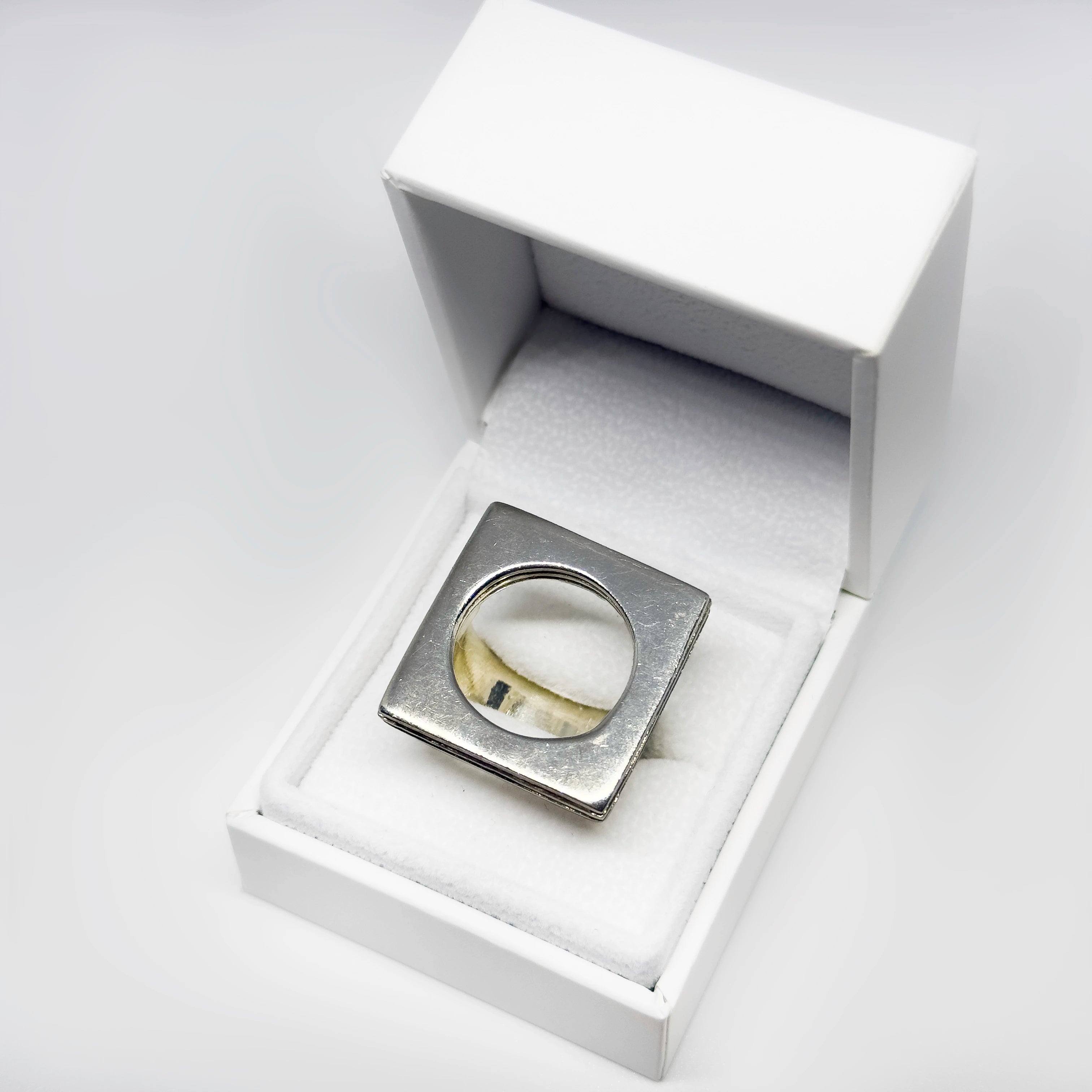 Hopeinen näyttävä sormus, koko 18