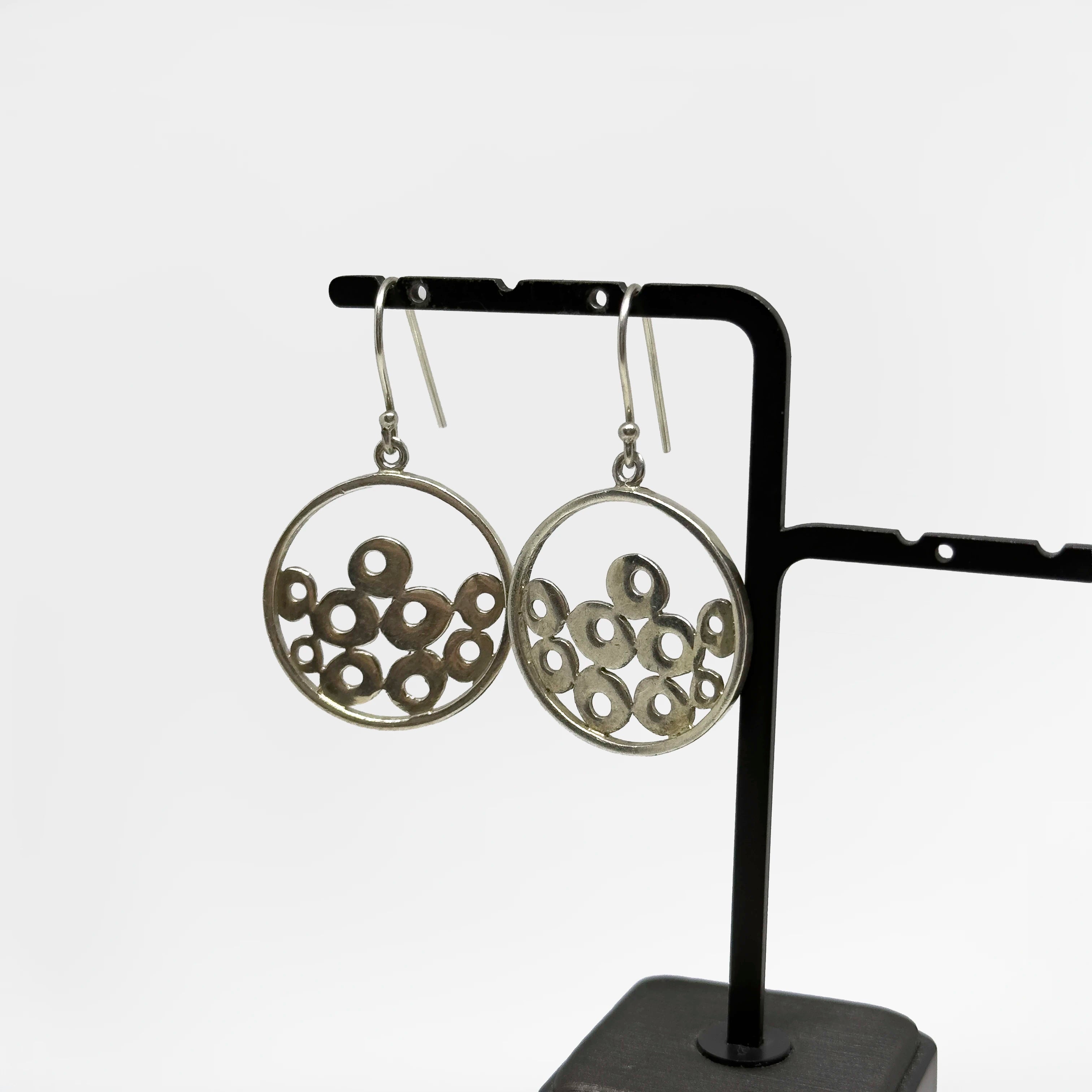 Näyttävät hopeiset korvakorut