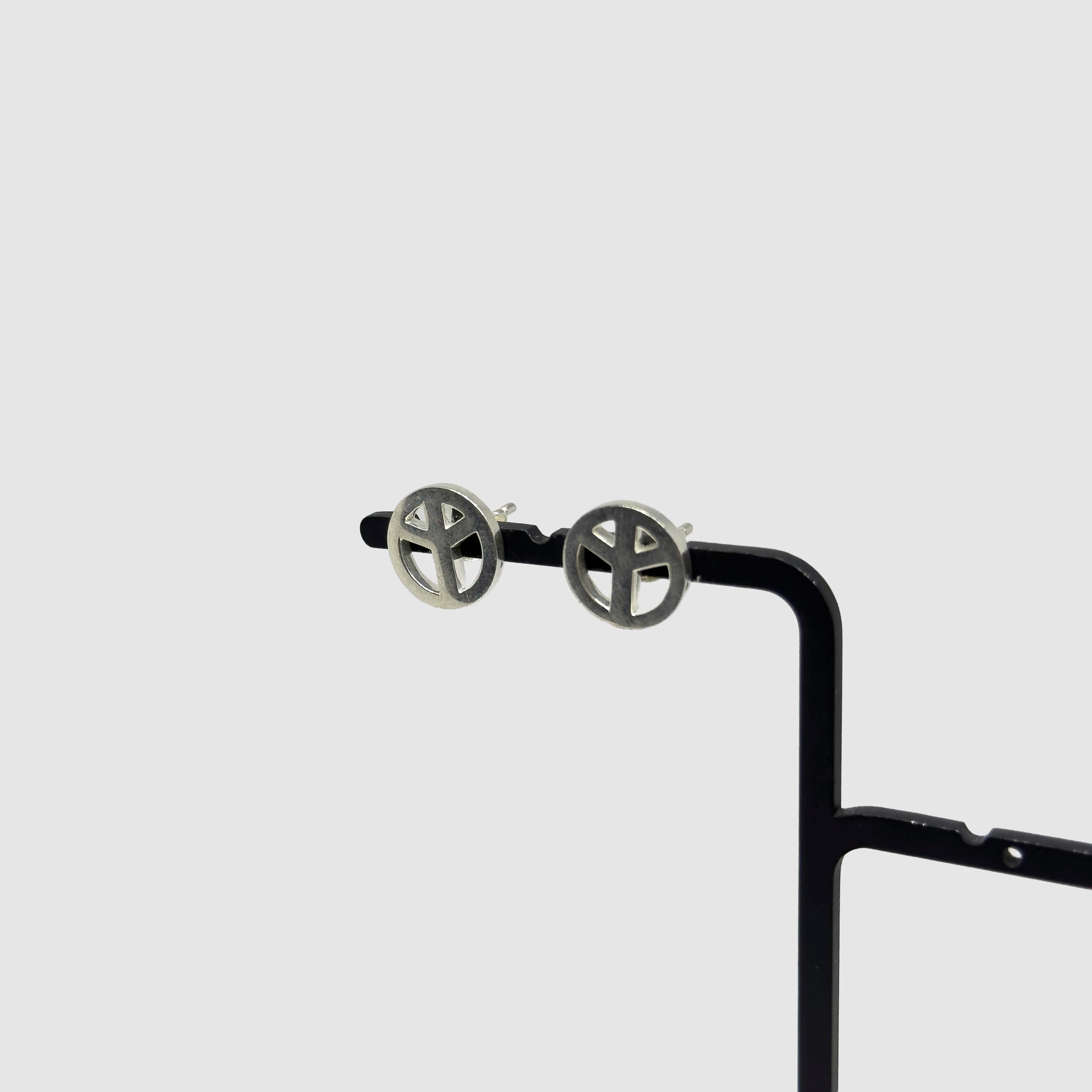 Efva Attling hopeiset Peace korvakorut