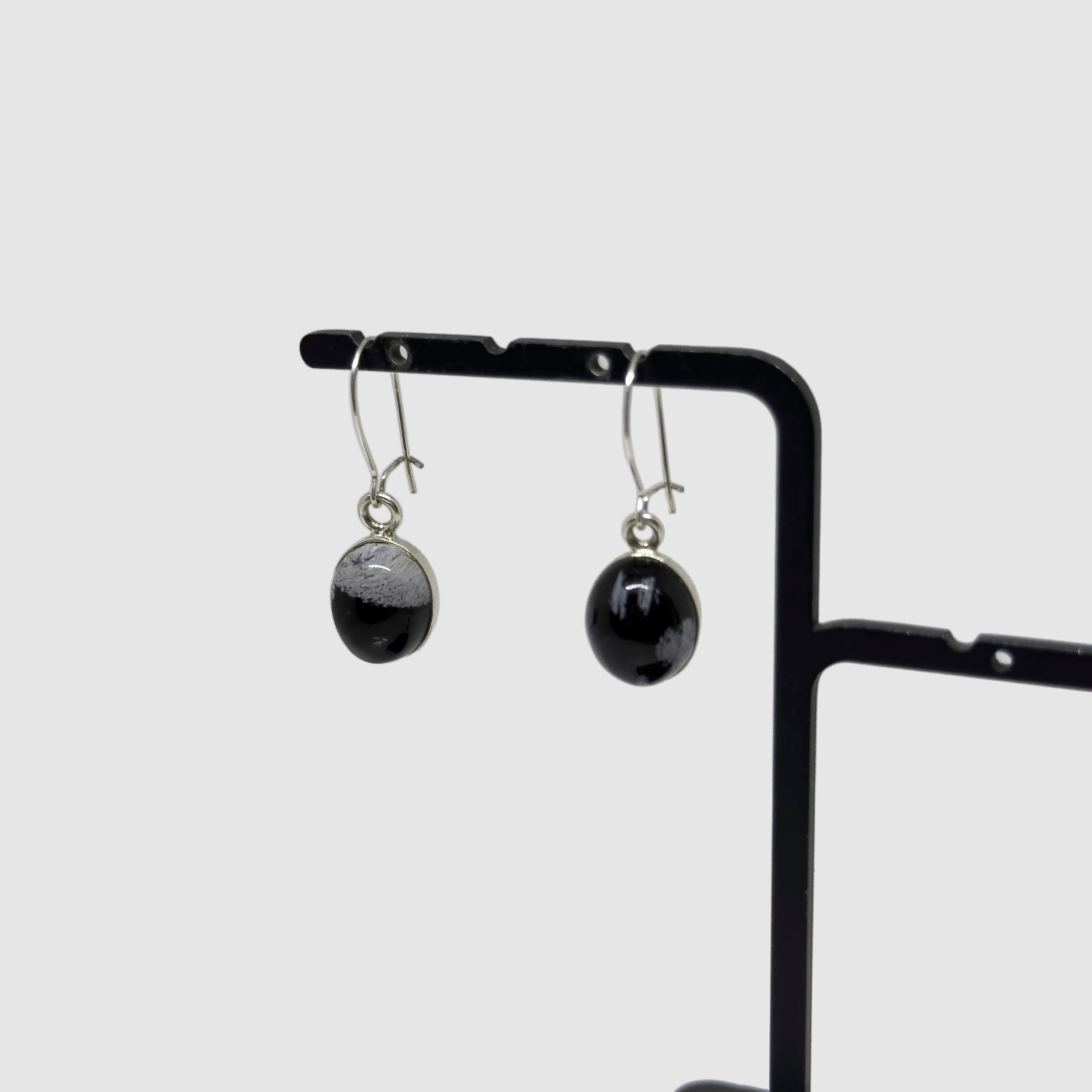 Hopeiset Lumihiutaleobsidiaani korvakorut