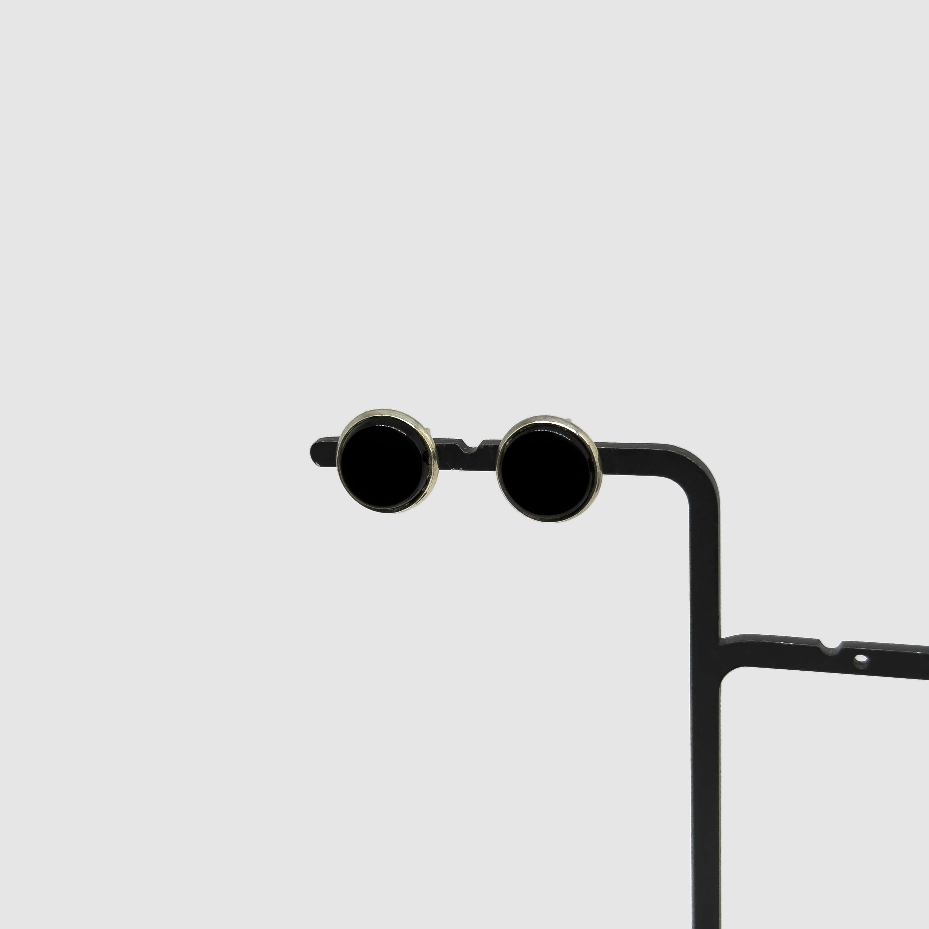 Hopeiset Onyx korvakorut