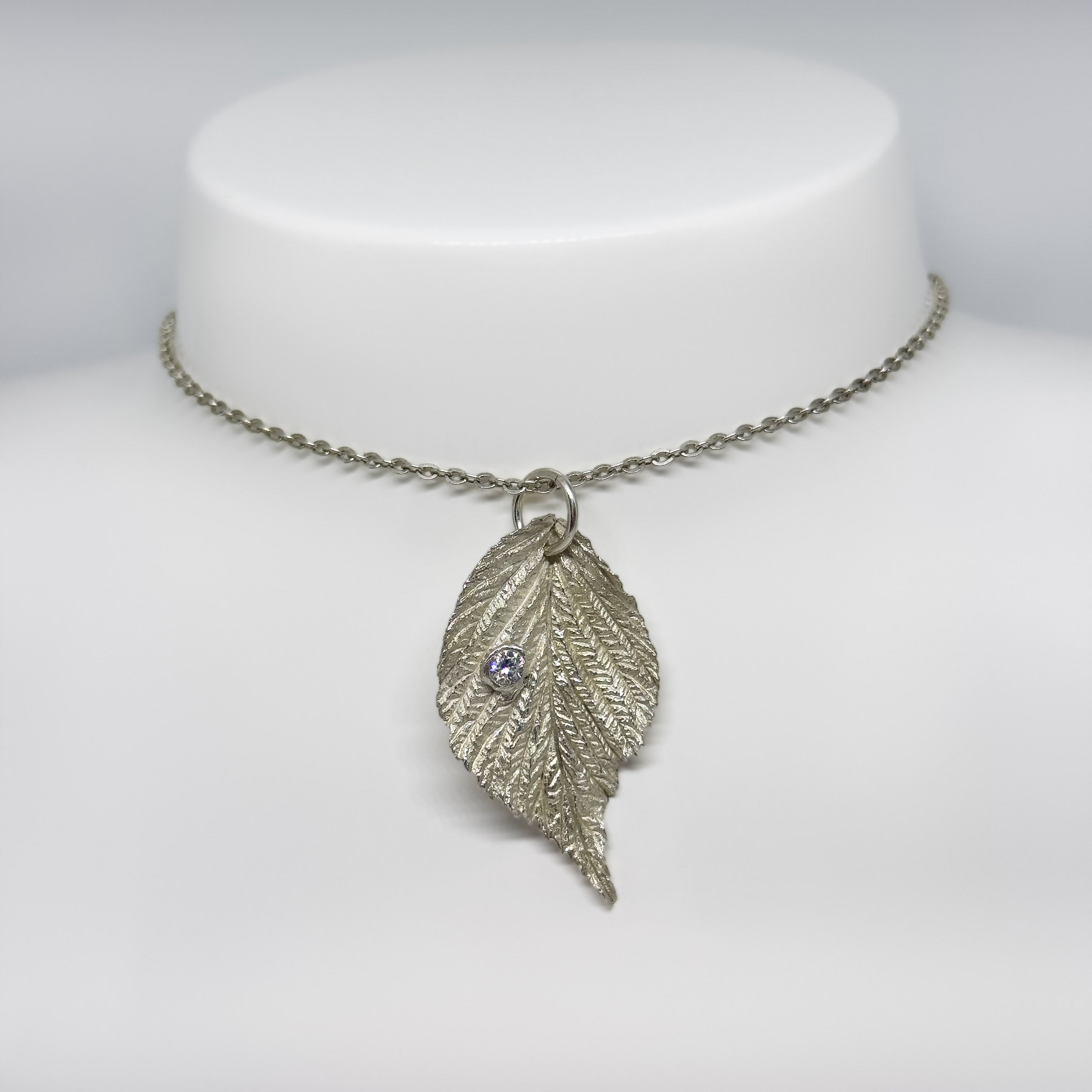 Hopeinen Zirkonia Lehti riipus