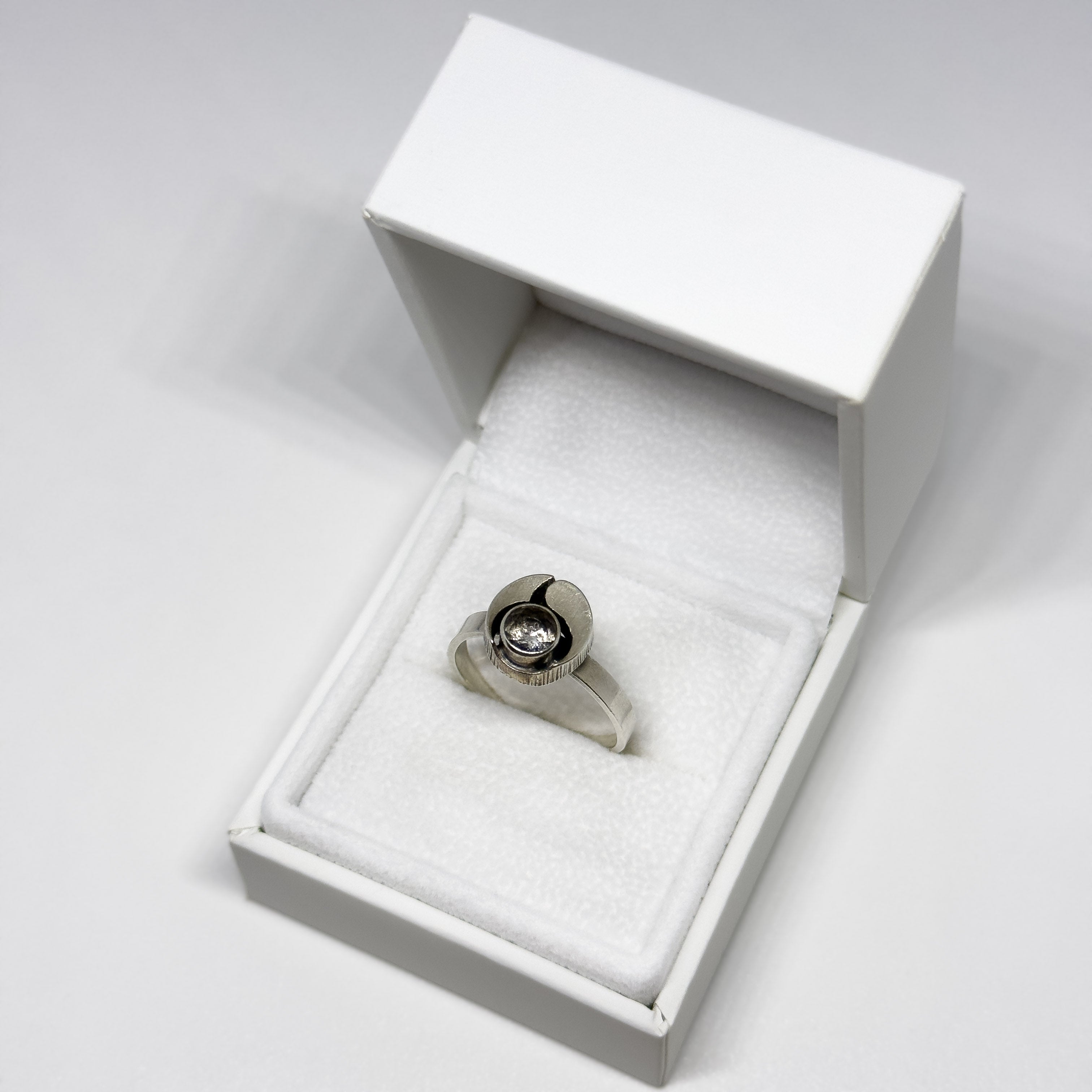 Karl Laine hopeinen Vuorikristalli sormus, säädettävä