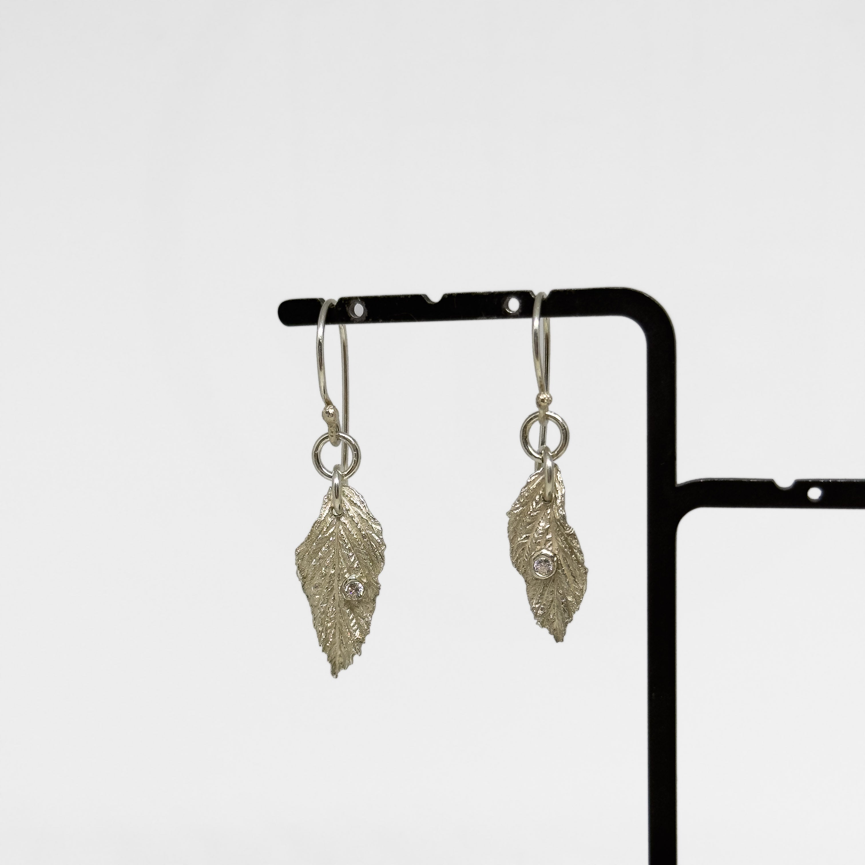 Hopeiset Lehti Zirkonia korvakorut