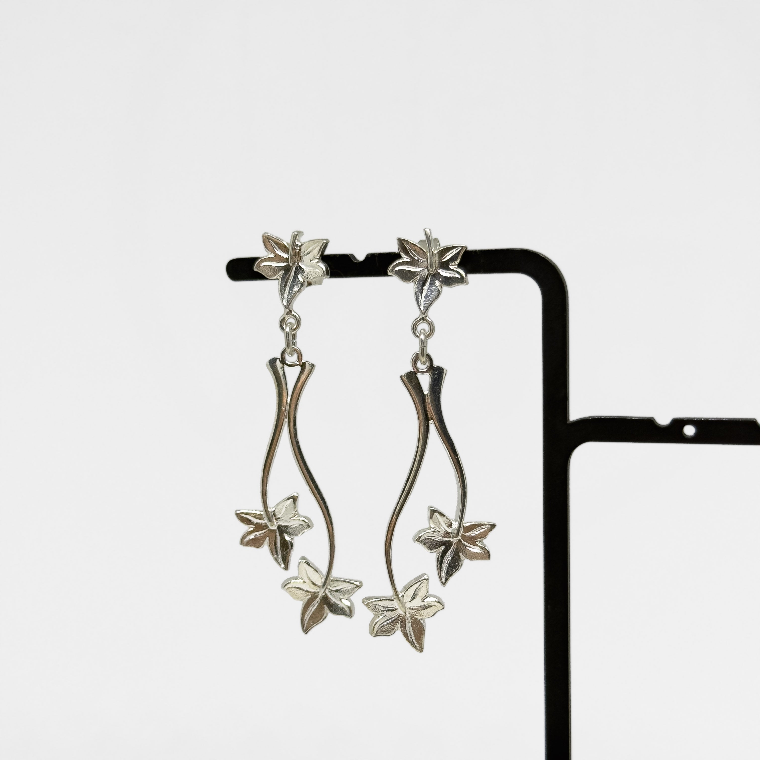 Saurum näyttävät hopeiset korvakorut