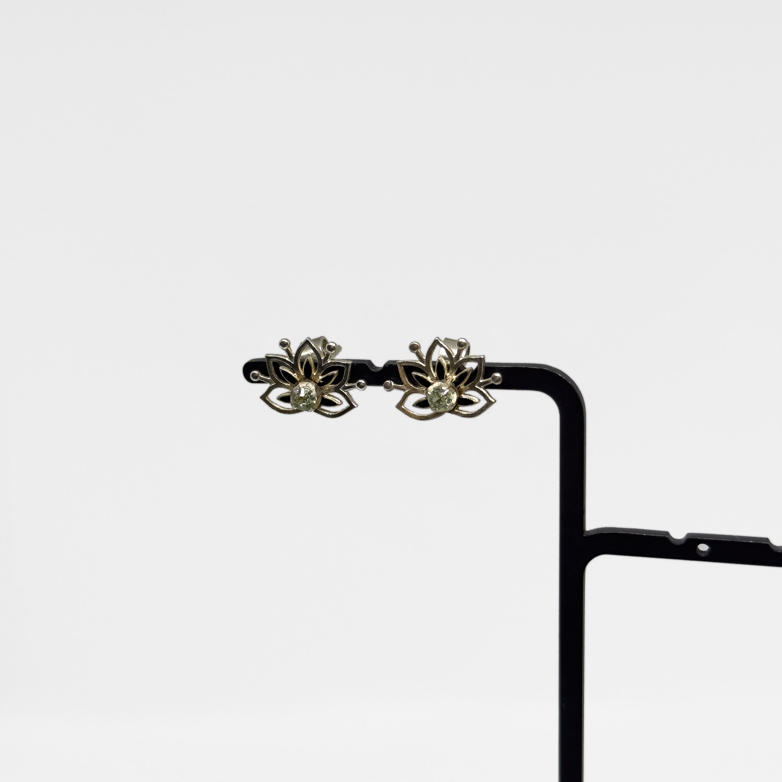 Vanhat hopeiset Zirkonia korvakorut