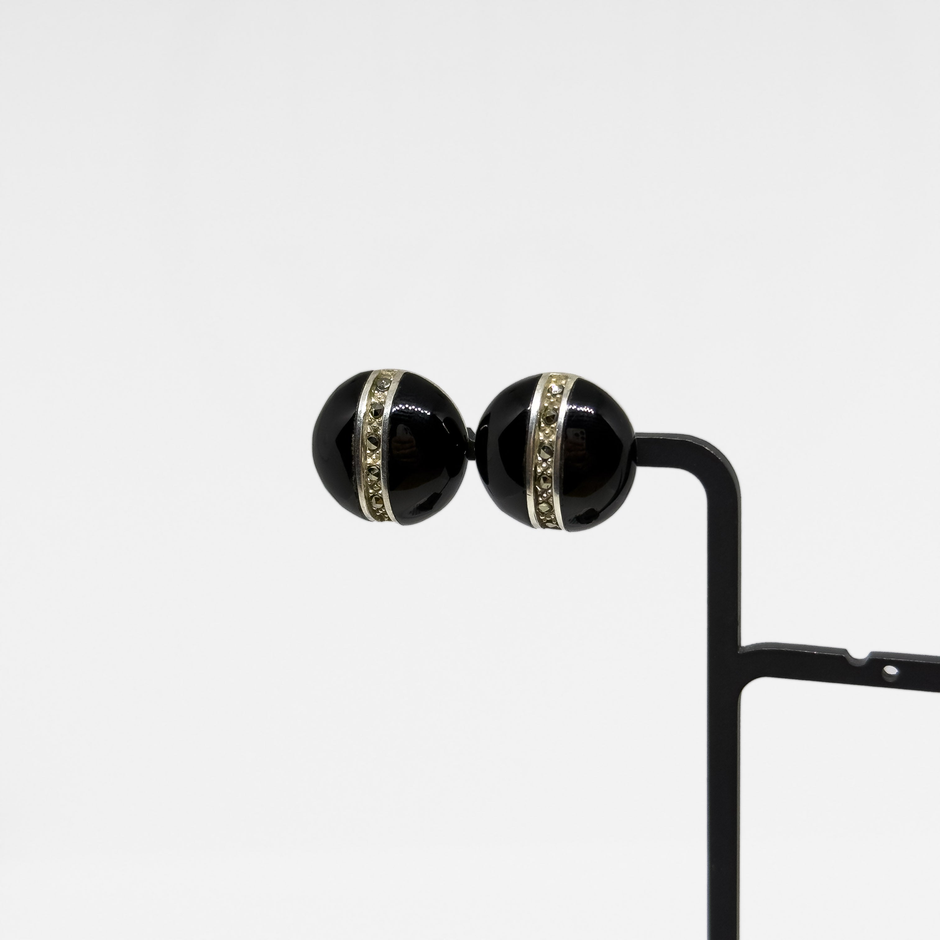 Hopeiset Markasiitti & Onyx korvakorut