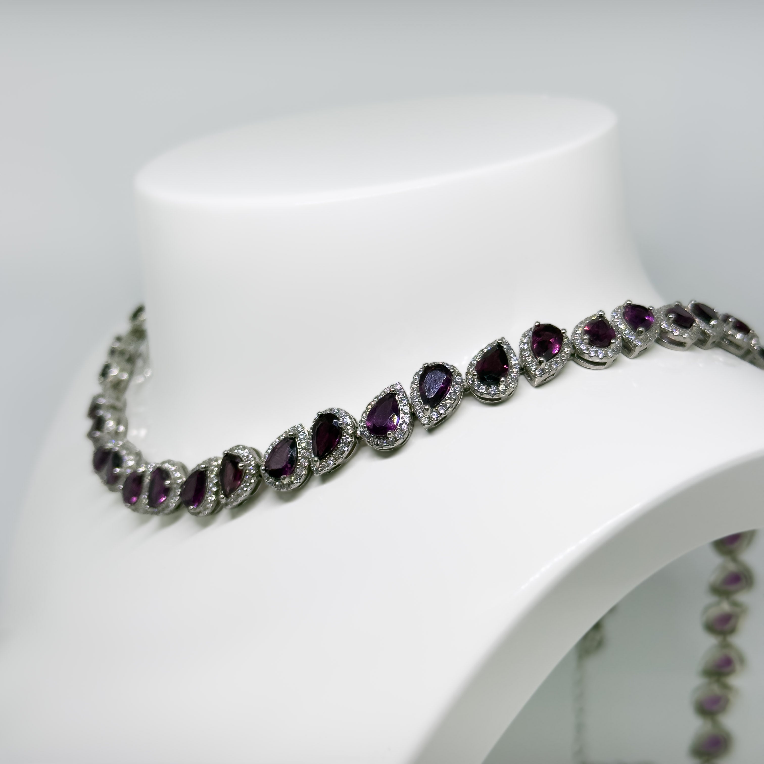 Hopeinen Rhodoliitti & Kristalli kaulakoru