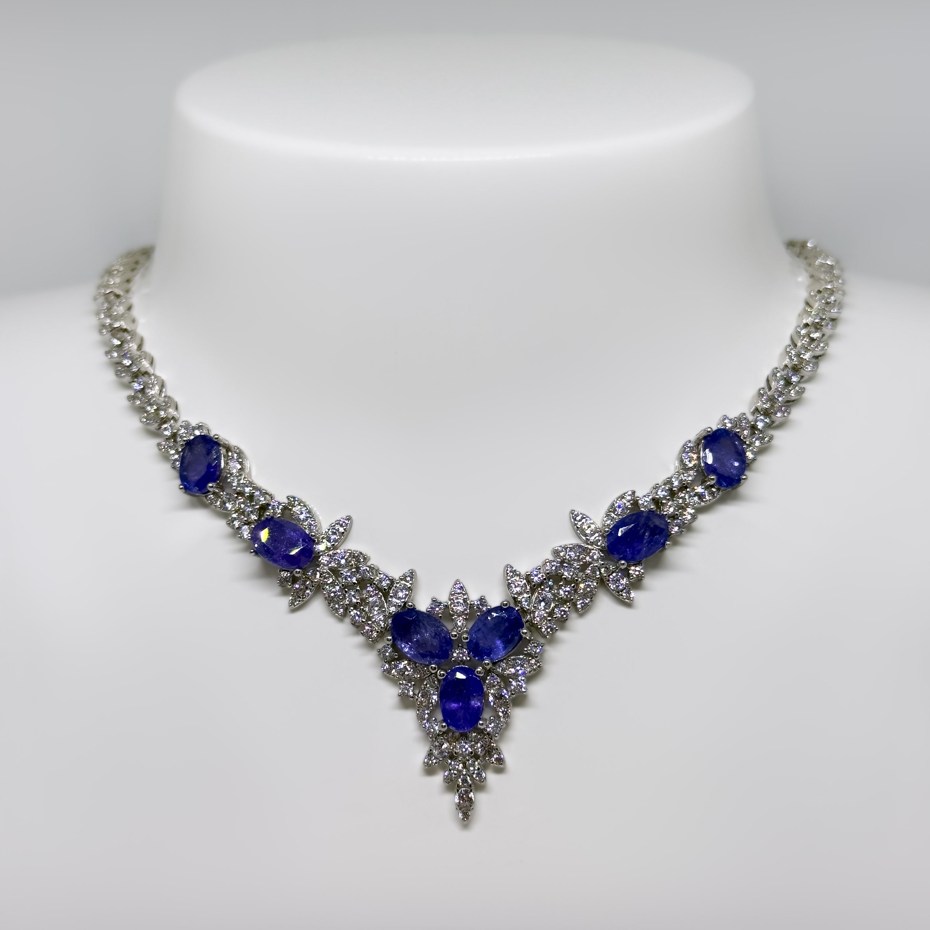 Hopeinen Tansaniitti & Kristalli kaulakoru