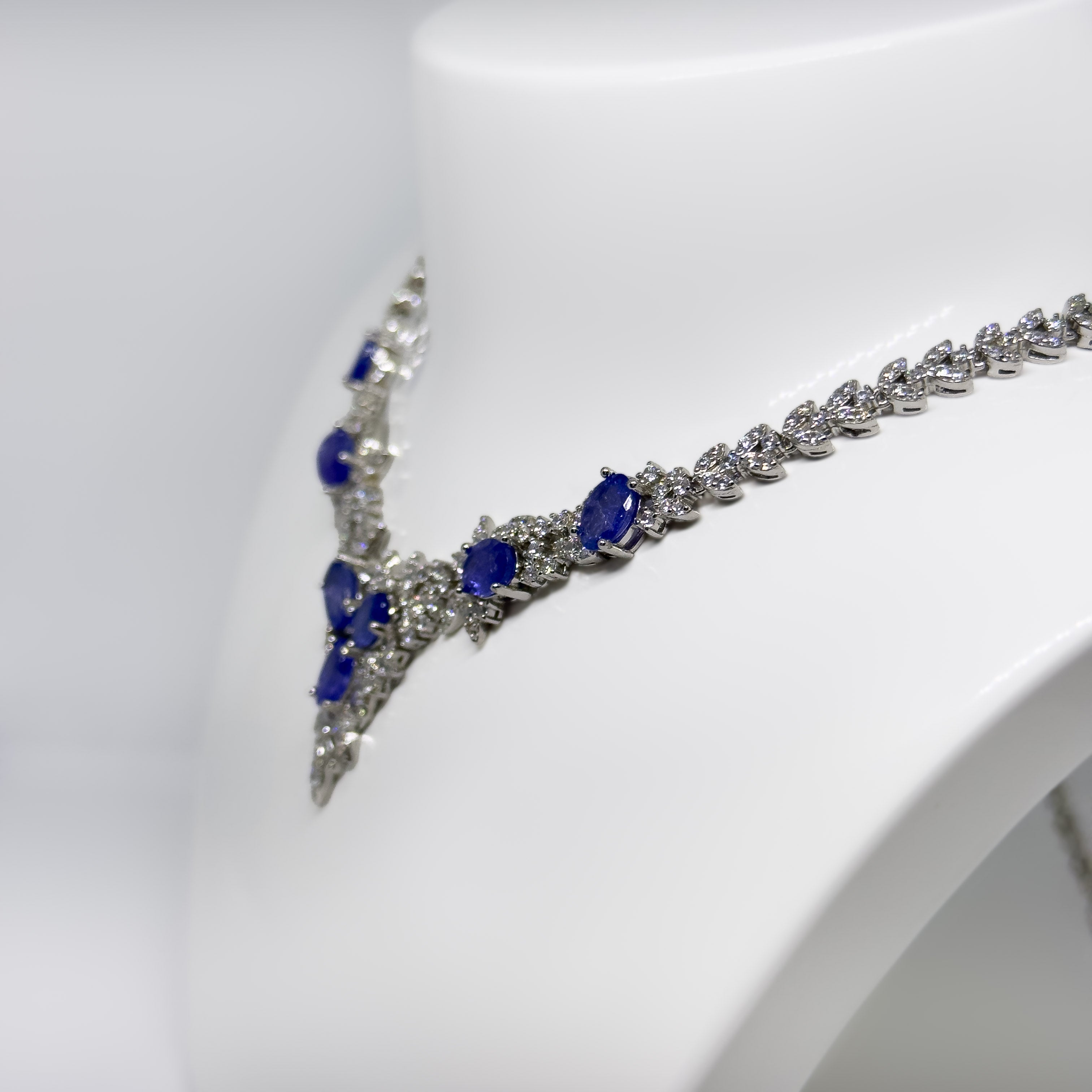 Hopeinen Tansaniitti & Kristalli kaulakoru