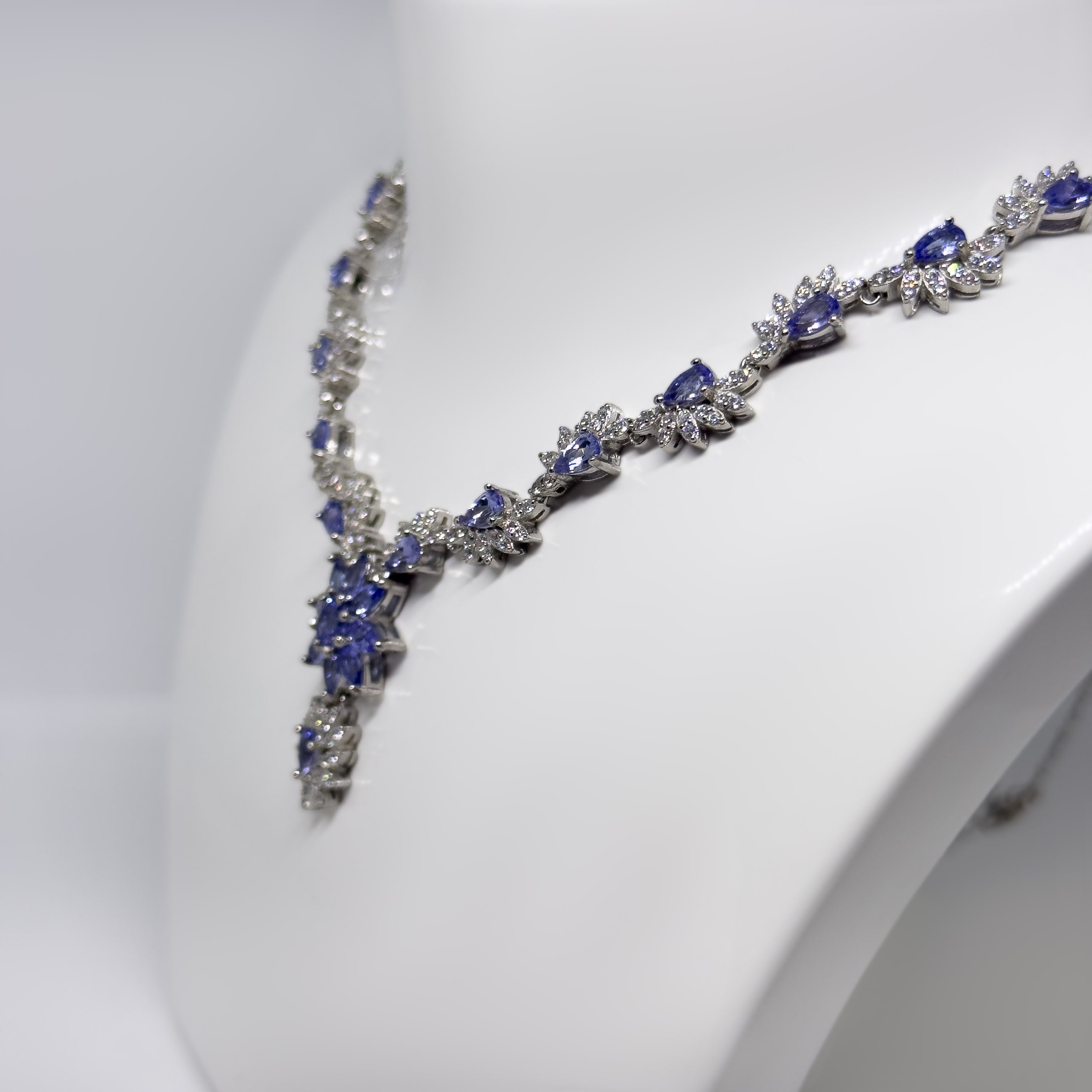 Hopeinen Tansaniitti & Kristalli kaulakoru