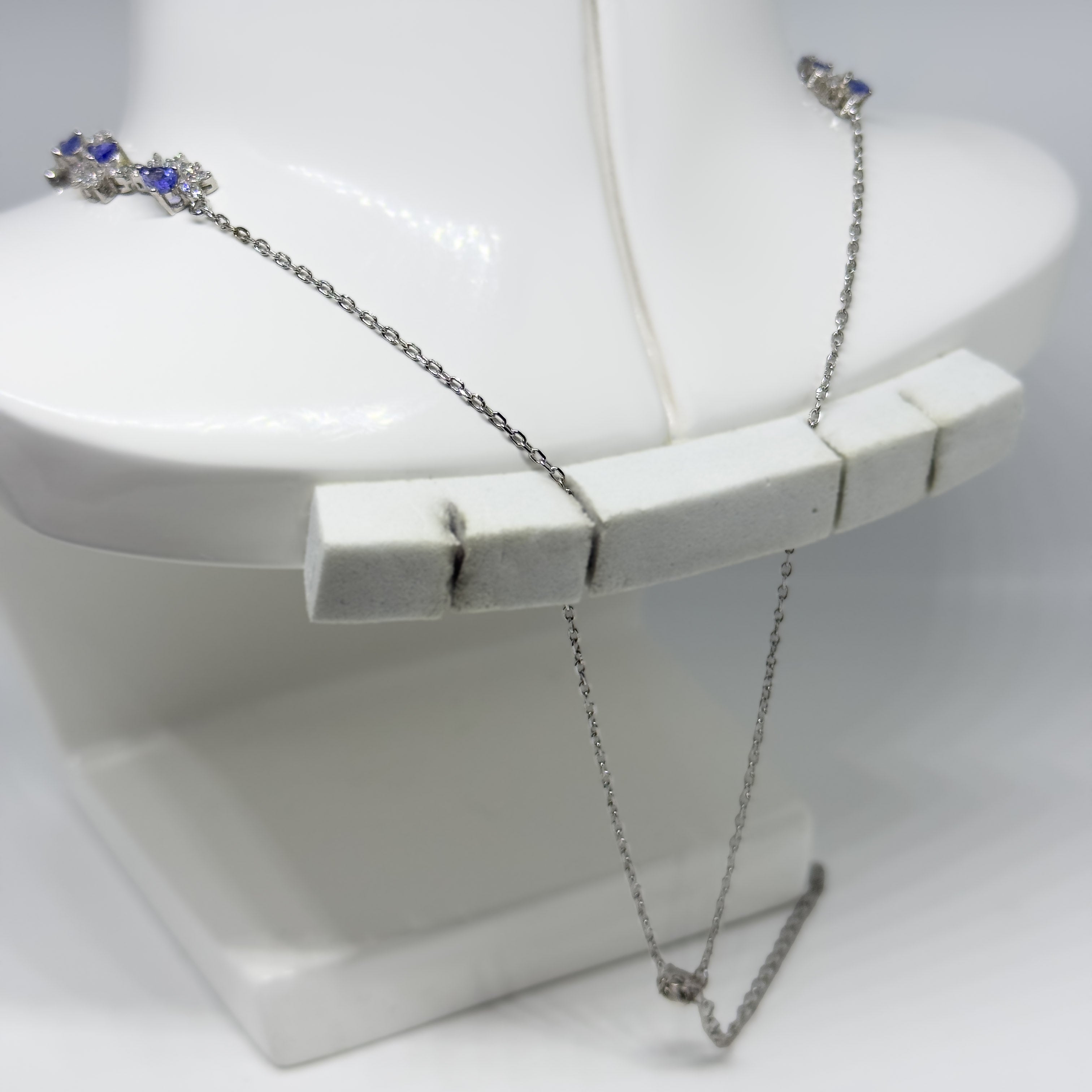 Hopeinen Tansaniitti & Kristalli kaulakoru