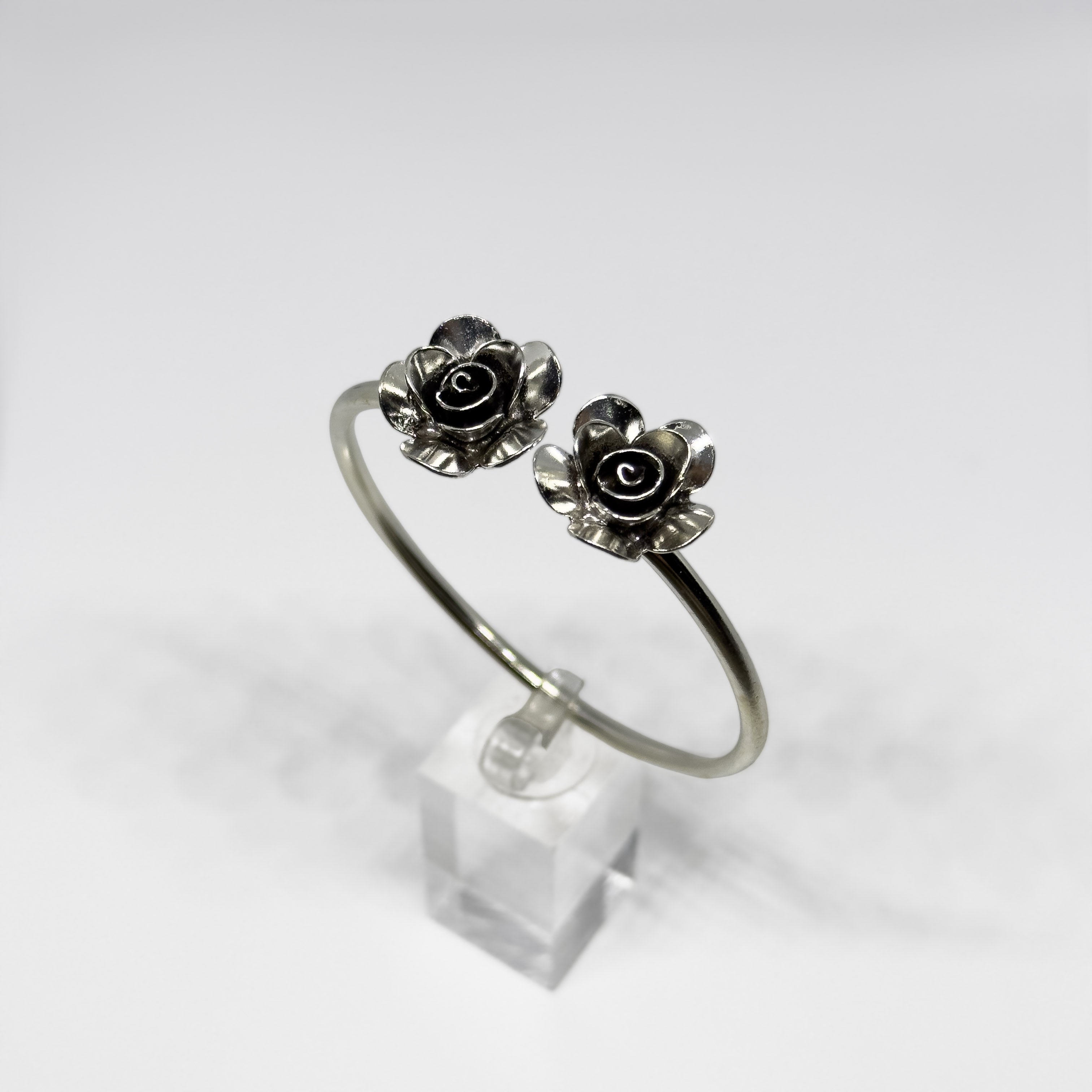 Hopeinen Ruusu rannekoru